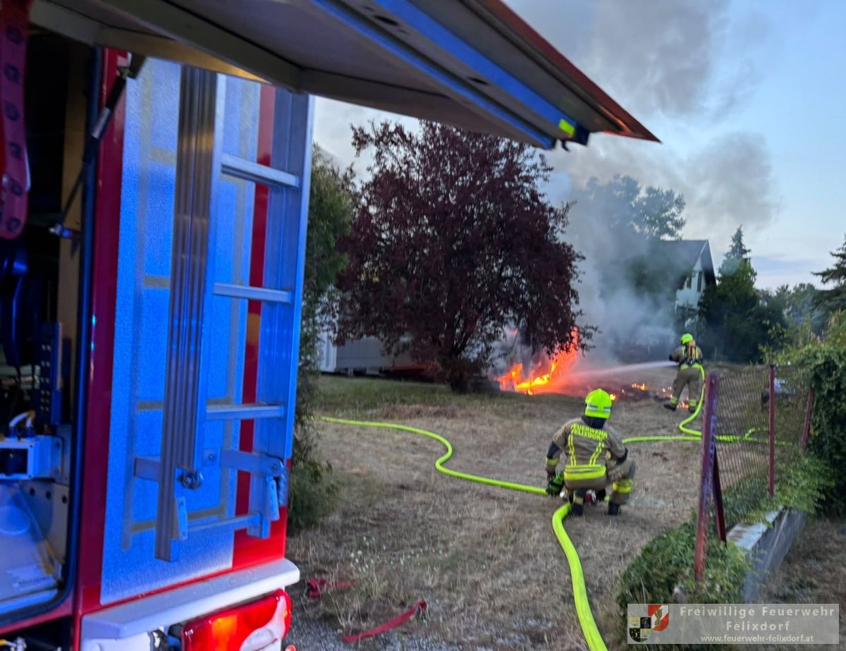 Als die Feuerwehr am Einsatzort eintraf, standen der Motorraum und die Fahrerkabine eines Kleintransporters bereits in Vollbrand.