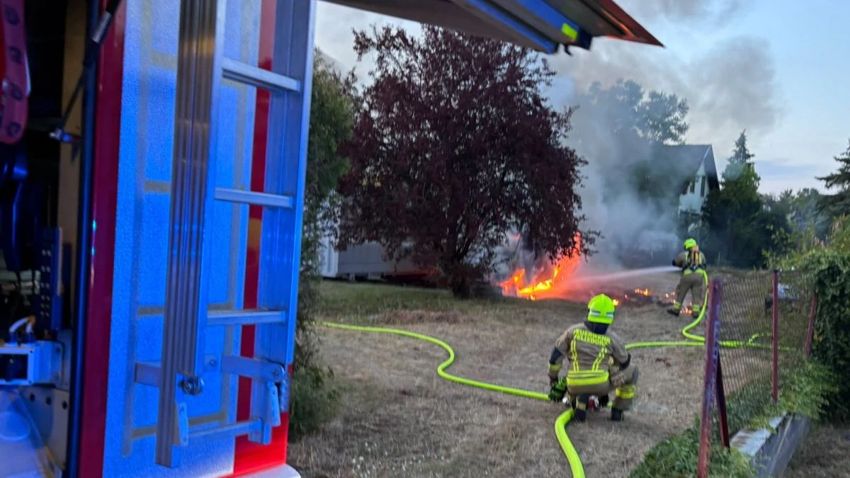 Als die Feuerwehr am Einsatzort eintraf, standen der Motorraum und die Fahrerkabine eines Kleintransporters bereits in Vollbrand.