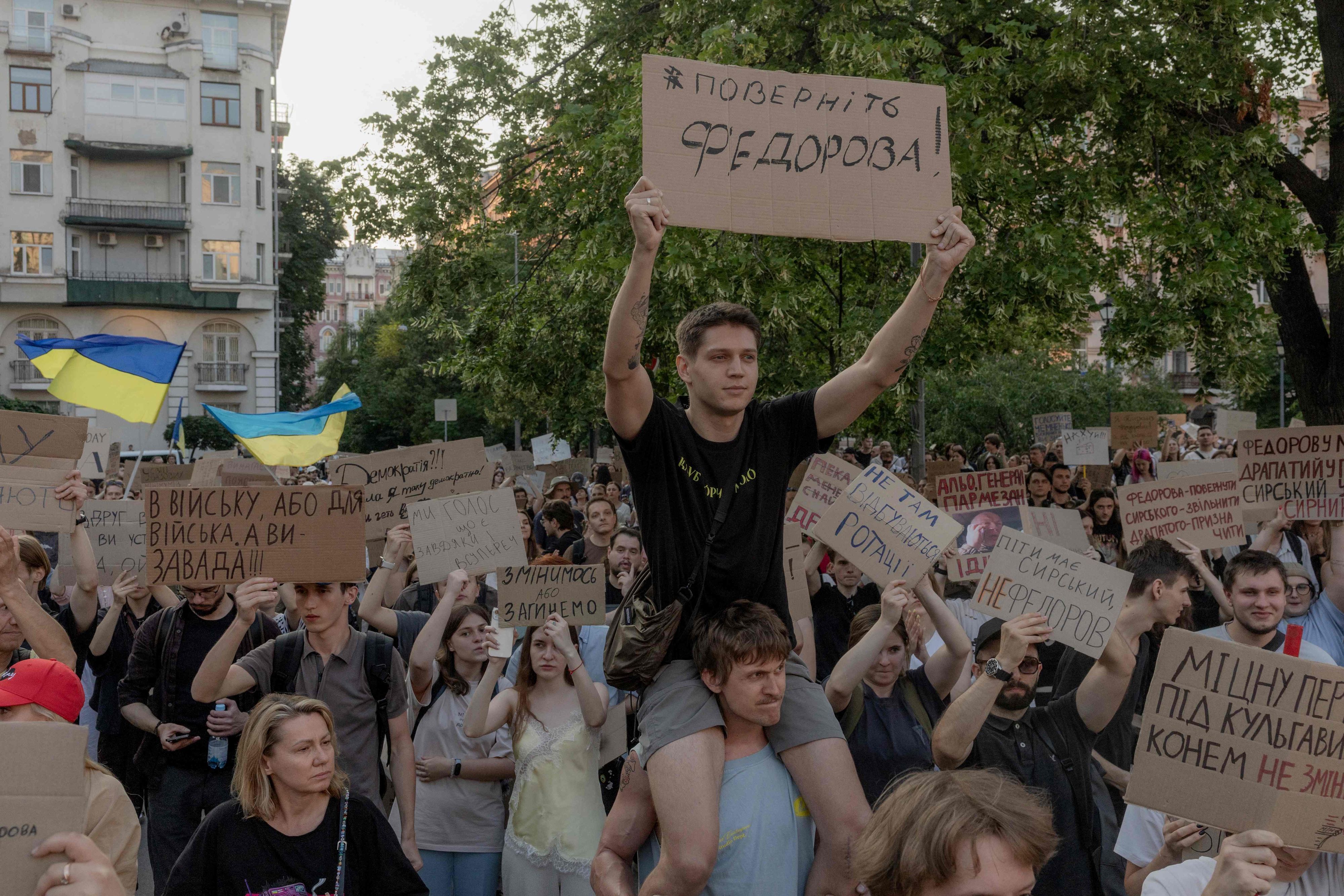 Die Ukrainer gehen für ihren Verteidigungsminister auf die Straße.