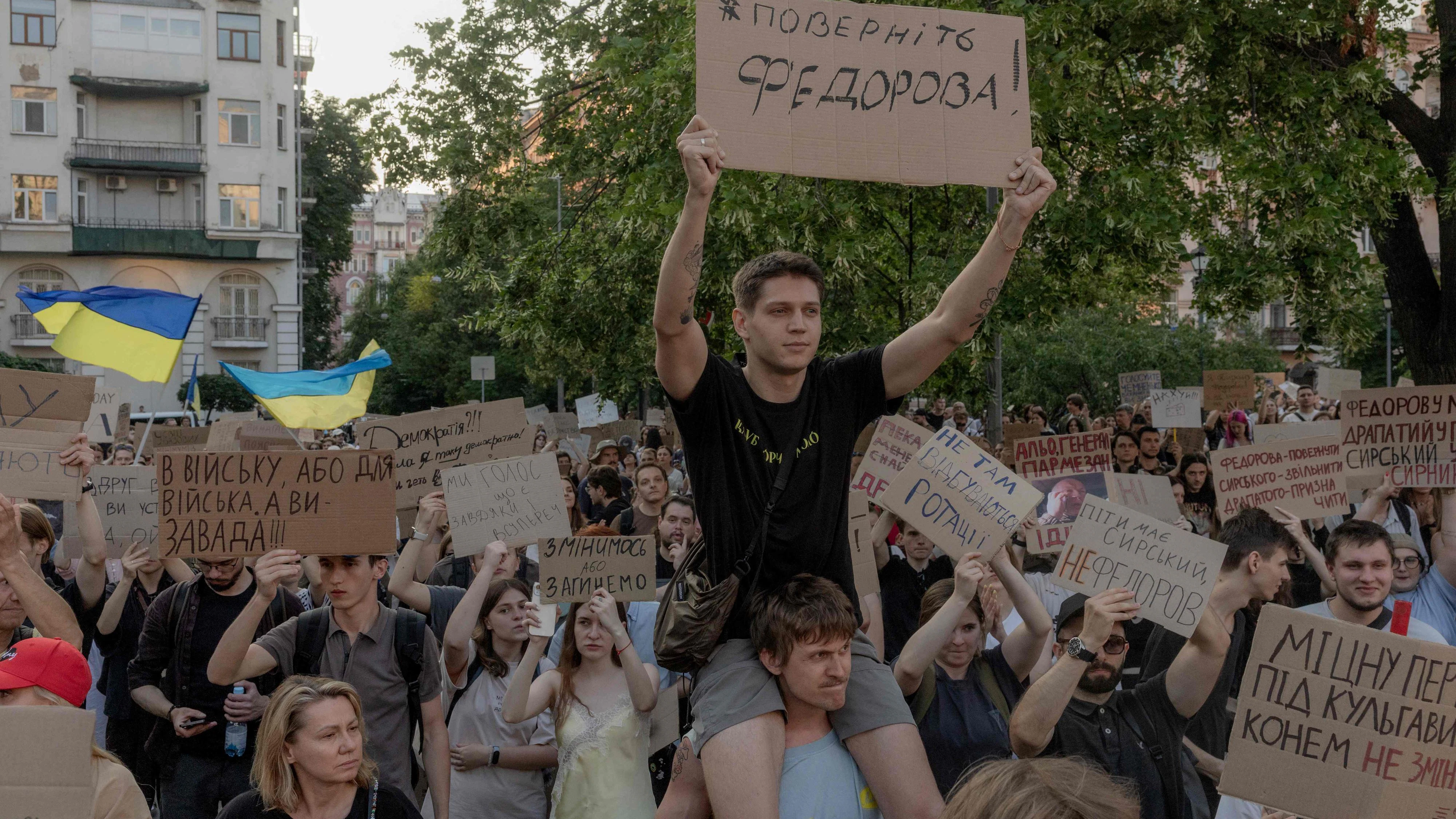 Die Ukrainer gehen für ihren Verteidigungsminister auf die Straße.