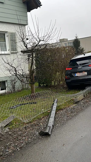 Totalschaden nach Spritztour: 15-Jähriger demoliert Auto in Bregenz. Besitzerin kämpft um Schadenersatz, Freundschaft zerbricht.