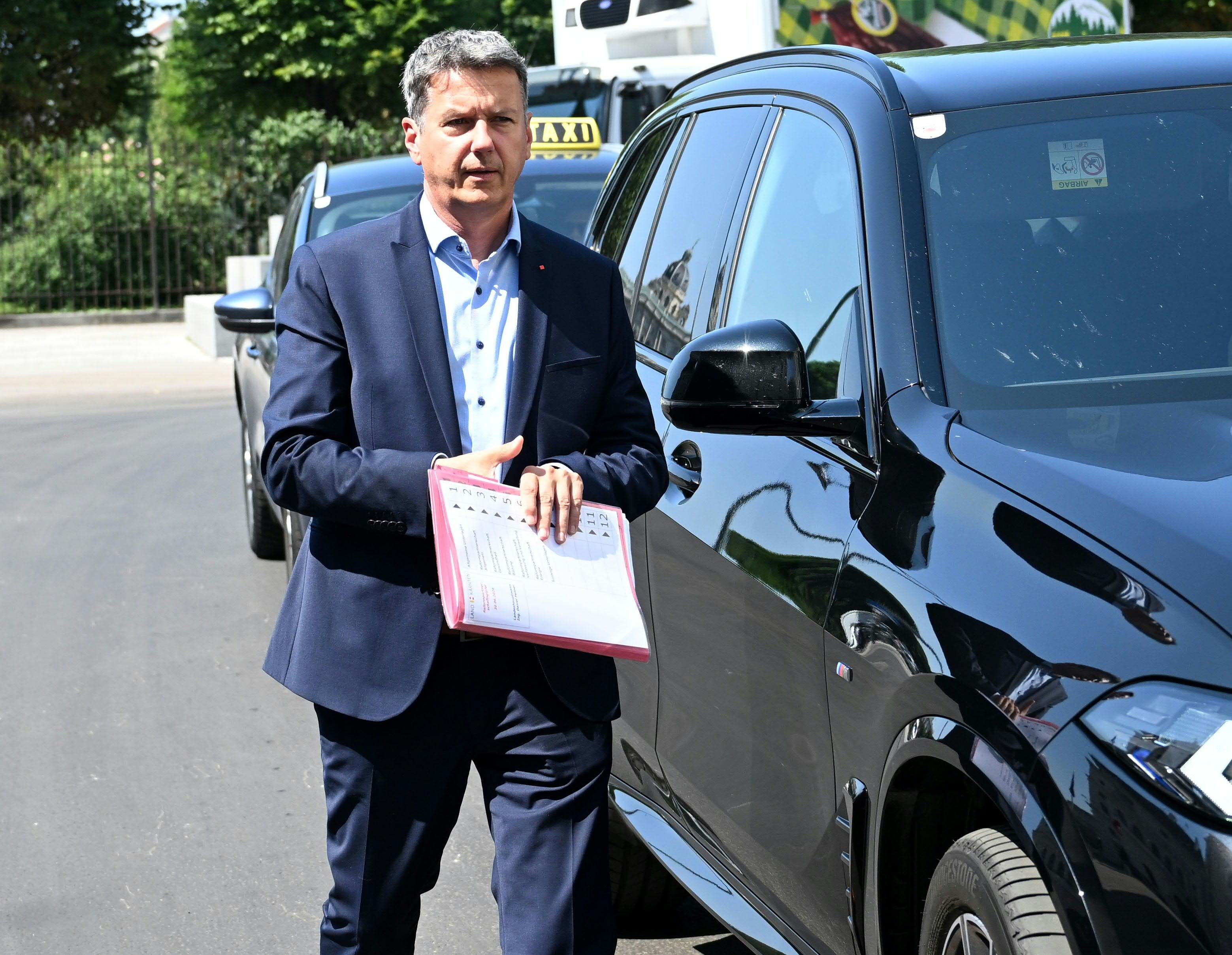 Kärntens Landeshauptmann Daniel Fellner (SPÖ) hat im Bundeskanzleramt eine Liste mit umfangreichen Forderungen vorgelegt.