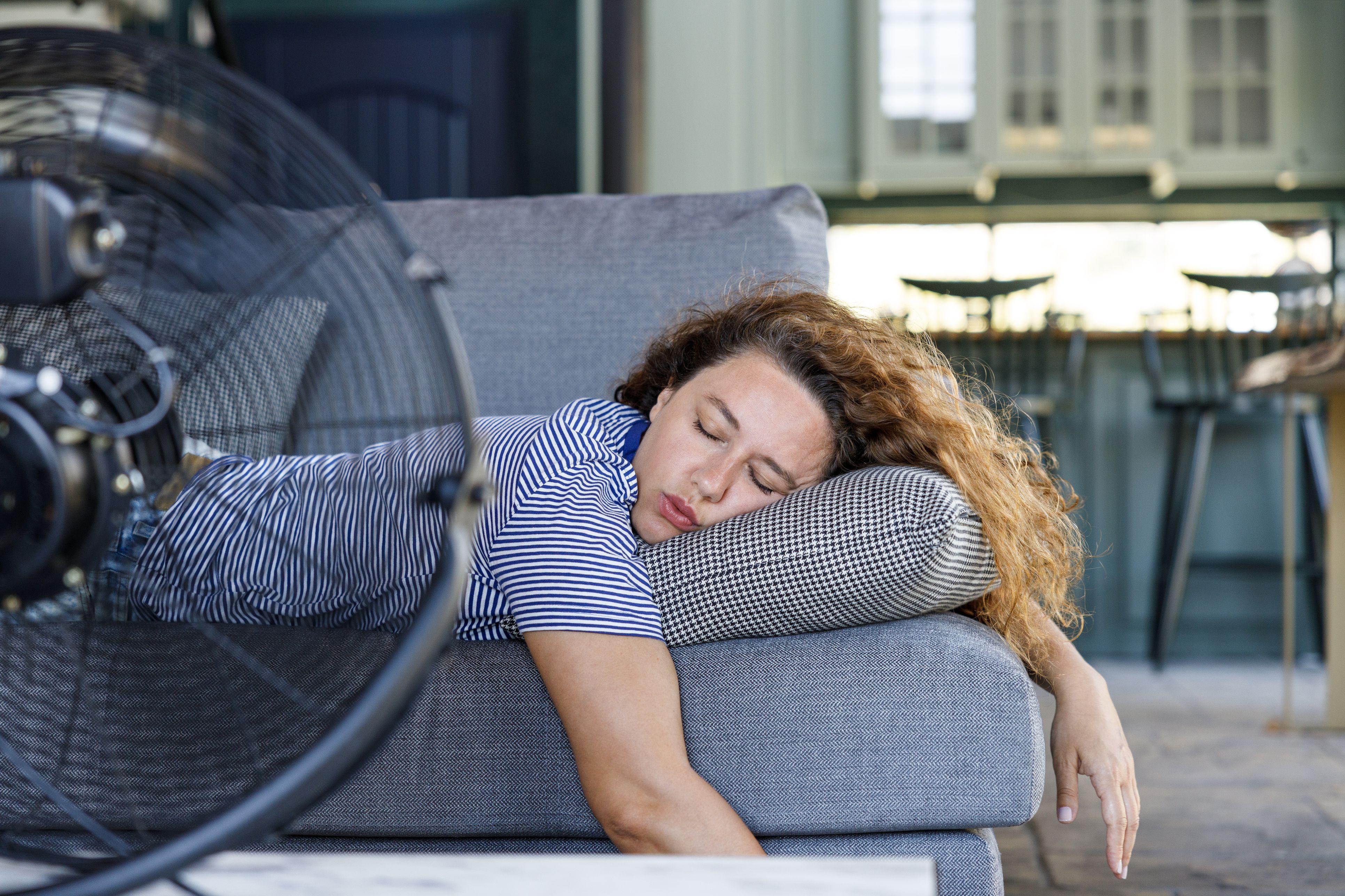 Was für viele nur ein heißer Sommertag ist, wird für Frauen oft zur echten Belastungsprobe.
