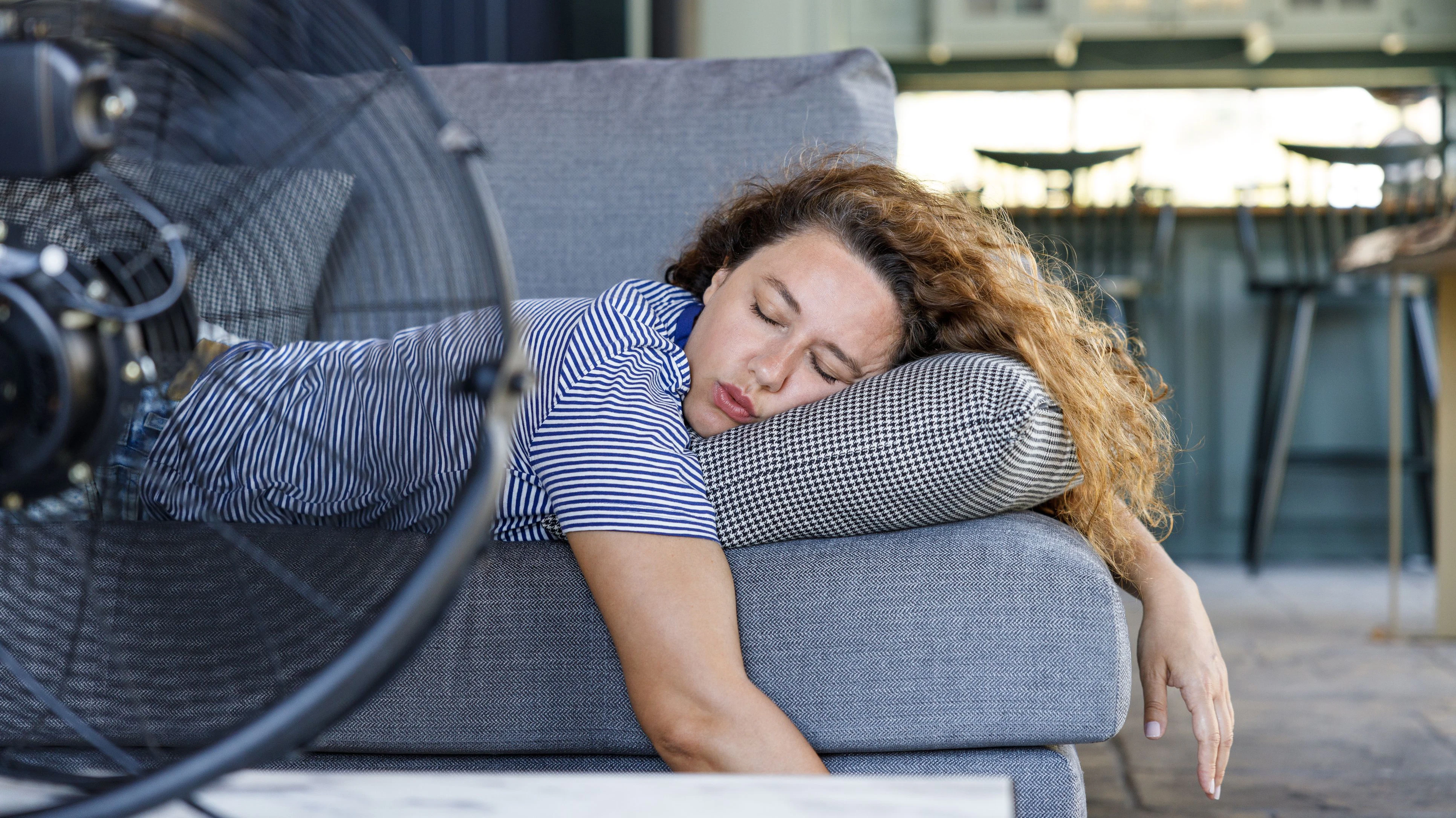 Was für viele nur ein heißer Sommertag ist, wird für Frauen oft zur echten Belastungsprobe.