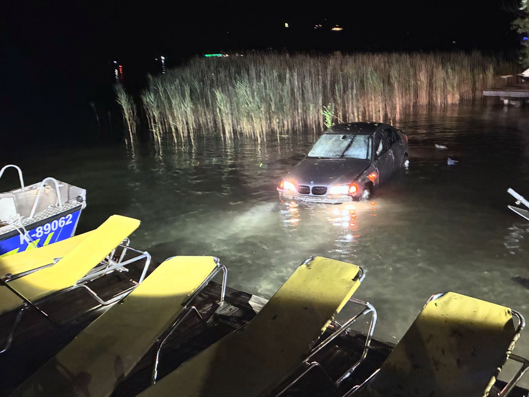 Ein Auto stürzte in den Wörthersee.