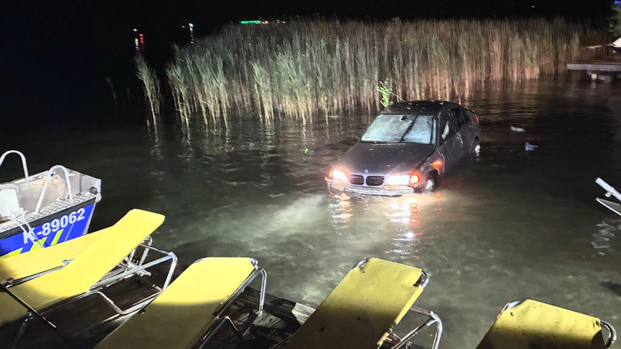 Ein Auto stürzte in den Wörthersee.