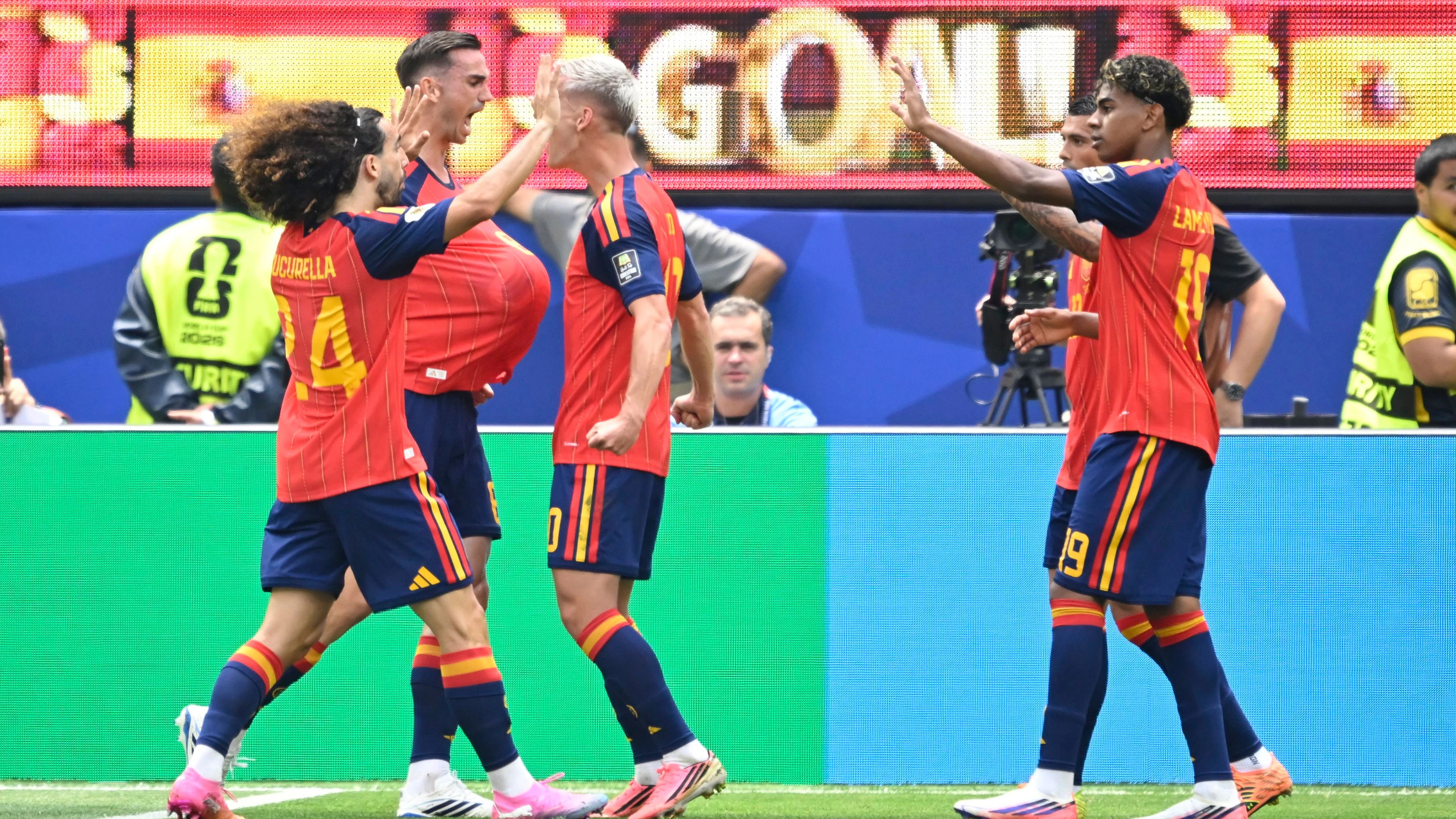 LOS ANGELES,CALIFORNIA,USA,10.JUL.26 - SOCCER - FIFA World Cup 2026, quarterfinal, Spain vs Belgium. Image shows the rejoicing of ESP with Fabian Ruiz (ESP). Photo: GEPA pictures/ Psnewz/ Photo News/ Nico Vereecken - ATTENTION - COPYRIGHT FOR AUSTRIAN CLIENTS ONLY