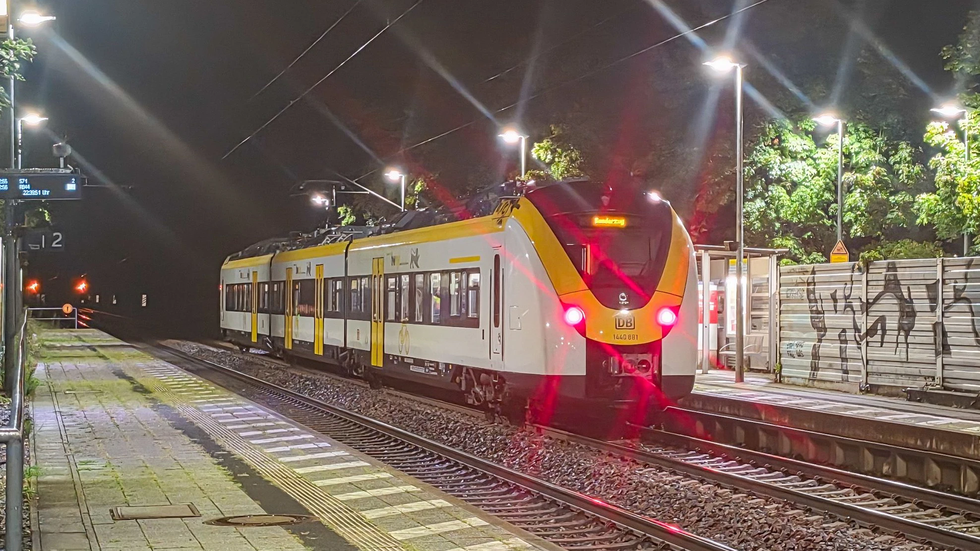 Ein Bahnmitarbeiter stürzte nach einem Angriff aus einem Regionalexpress