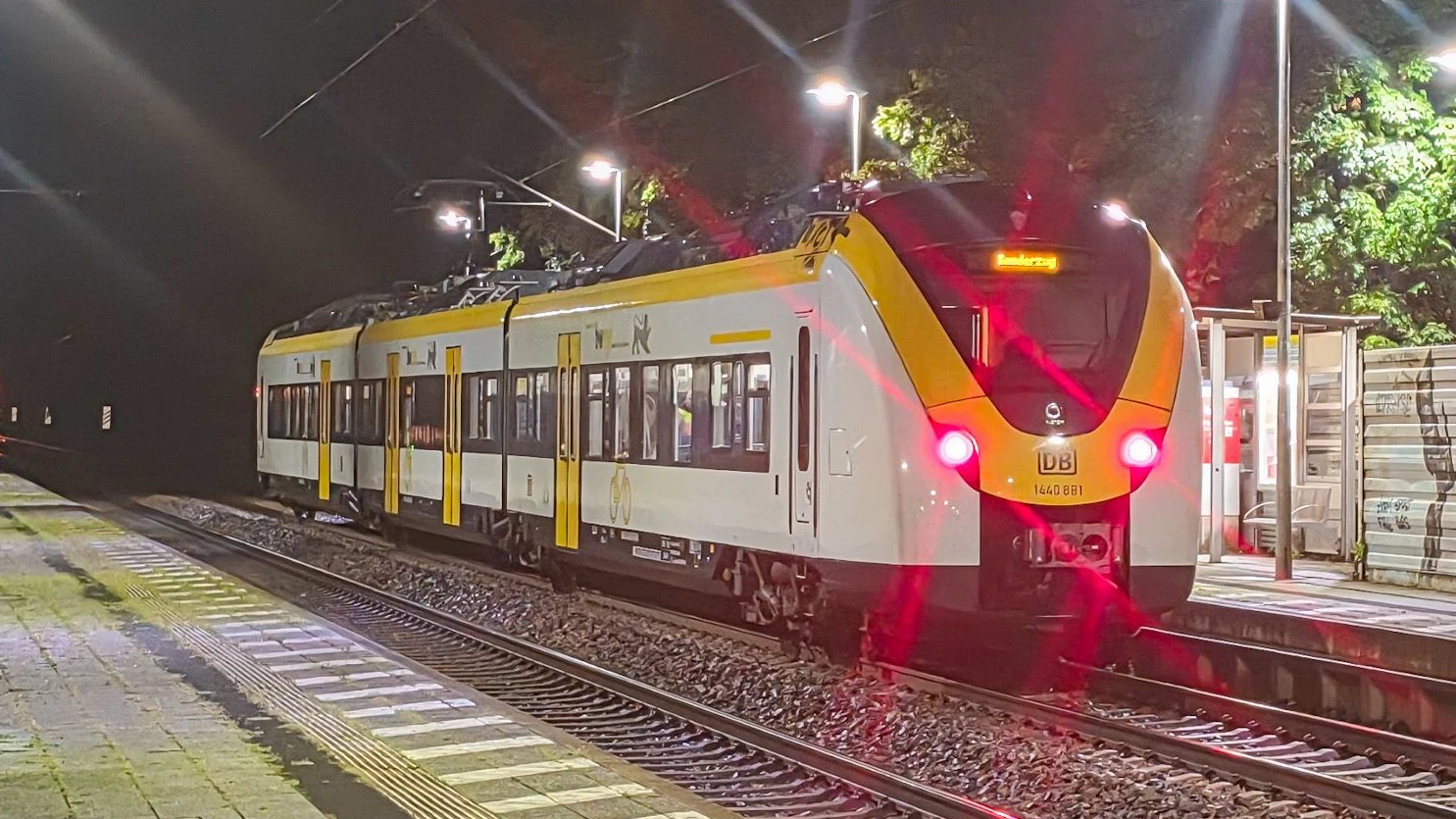 Heute.at - Bahnmitarbeiter stürzt aus Zug – Details schockieren