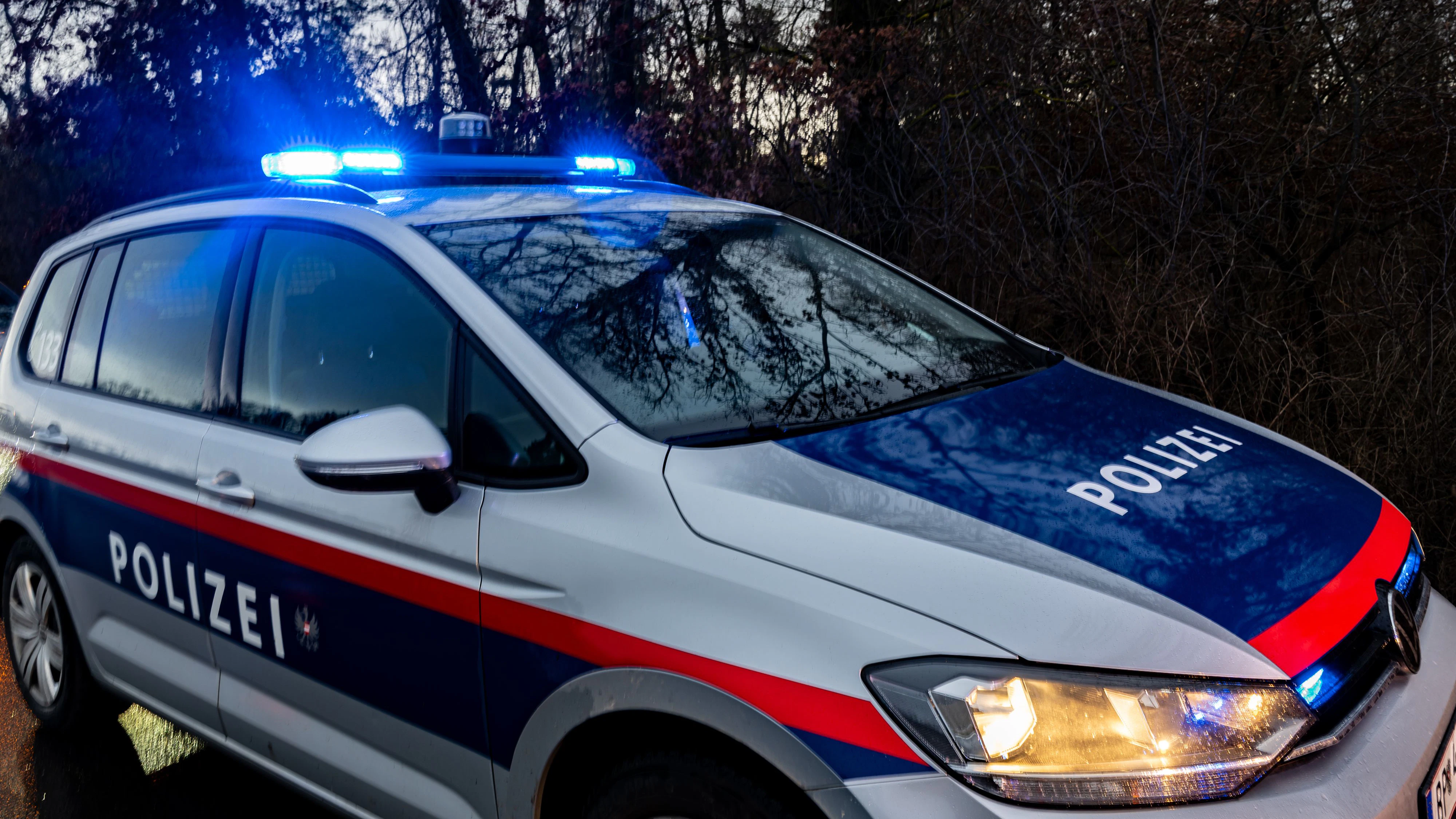 Heute.at - Fußgänger in Gefahr - Polizei sucht Motocross-Rowdy