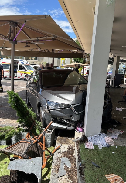 Die Autofahrerin verlor die Kontrolle und krachte in einen Gastgarten.