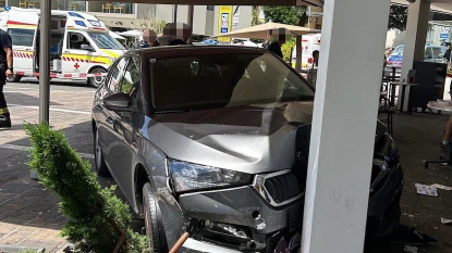 Die Autofahrerin verlor die Kontrolle und krachte in einen Gastgarten.