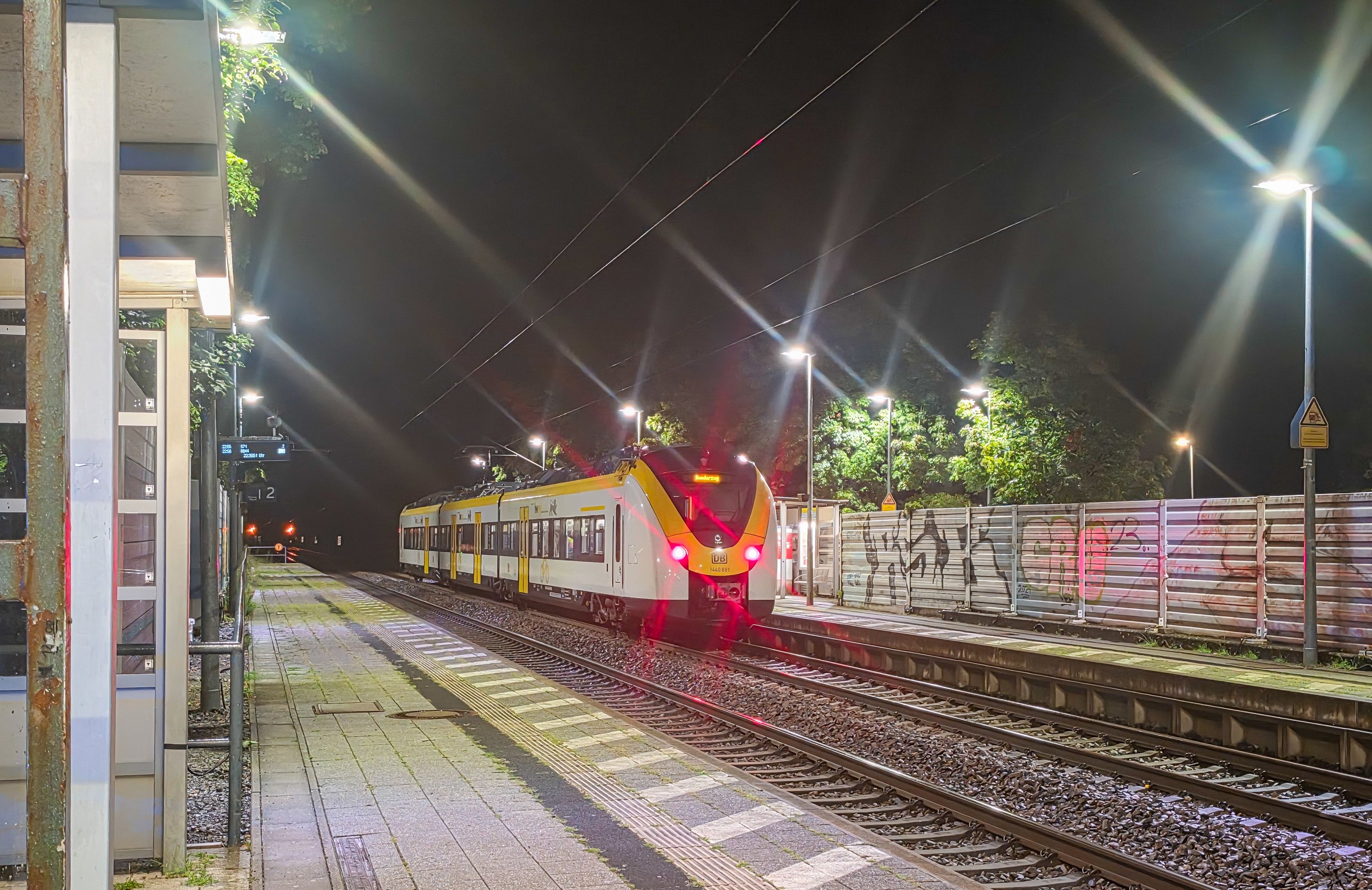 Ein Zug wurde nach einem Notfall am Bahnhof Ettlingen-Bruchhausen angehalten. Kurz vor Erreichen des Bahnhofs stürzte ein Sicherheitsmitarbeiter der Deutschen Bahn während einer heftigen Auseinandersetzung aus einem fahrenden Zug und erlitt lebensgefährliche Verletzungen.