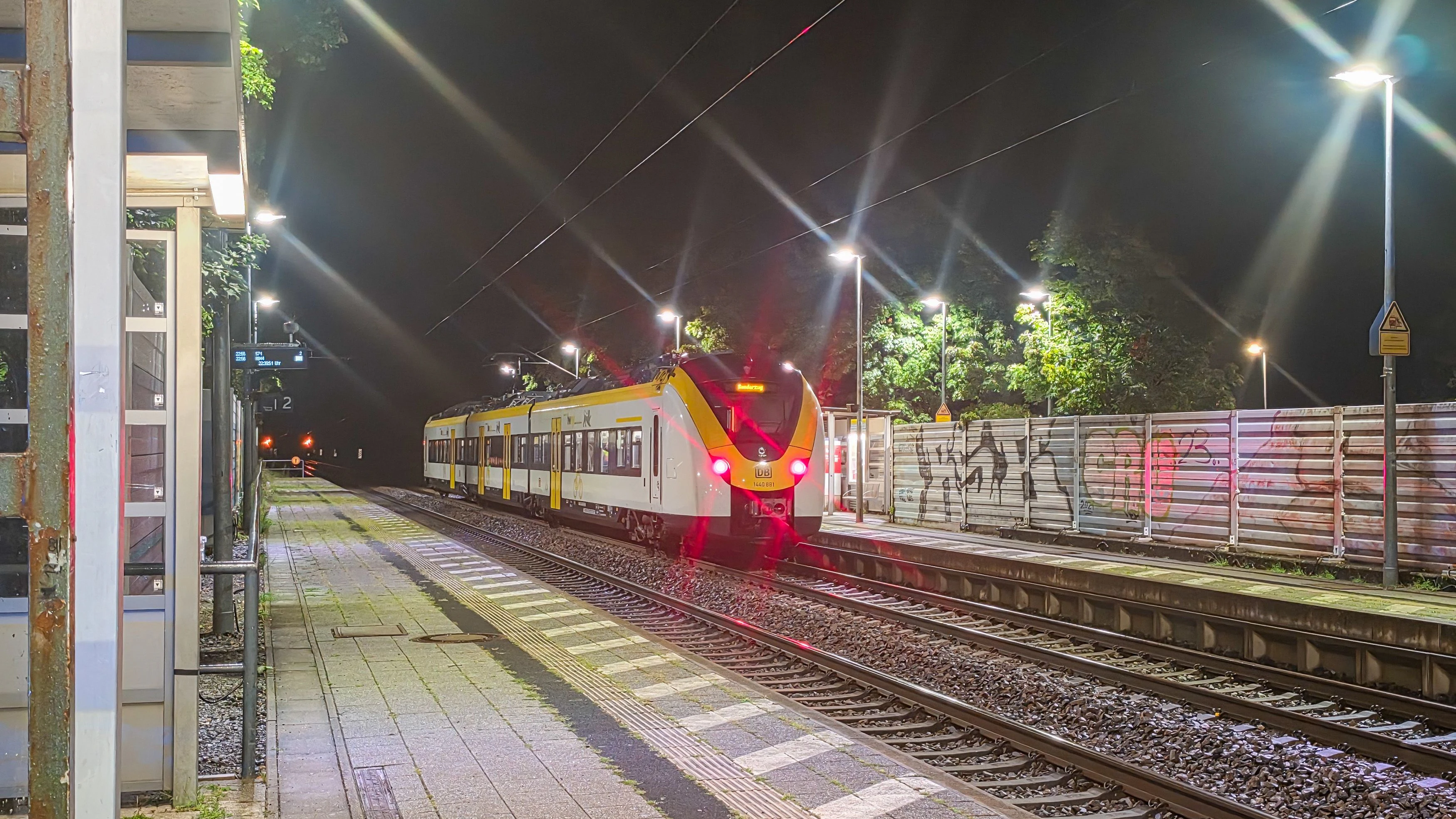 Heute.at - Bahn-Mitarbeiter stürzt bei Prügelei aus fahrendem Zug