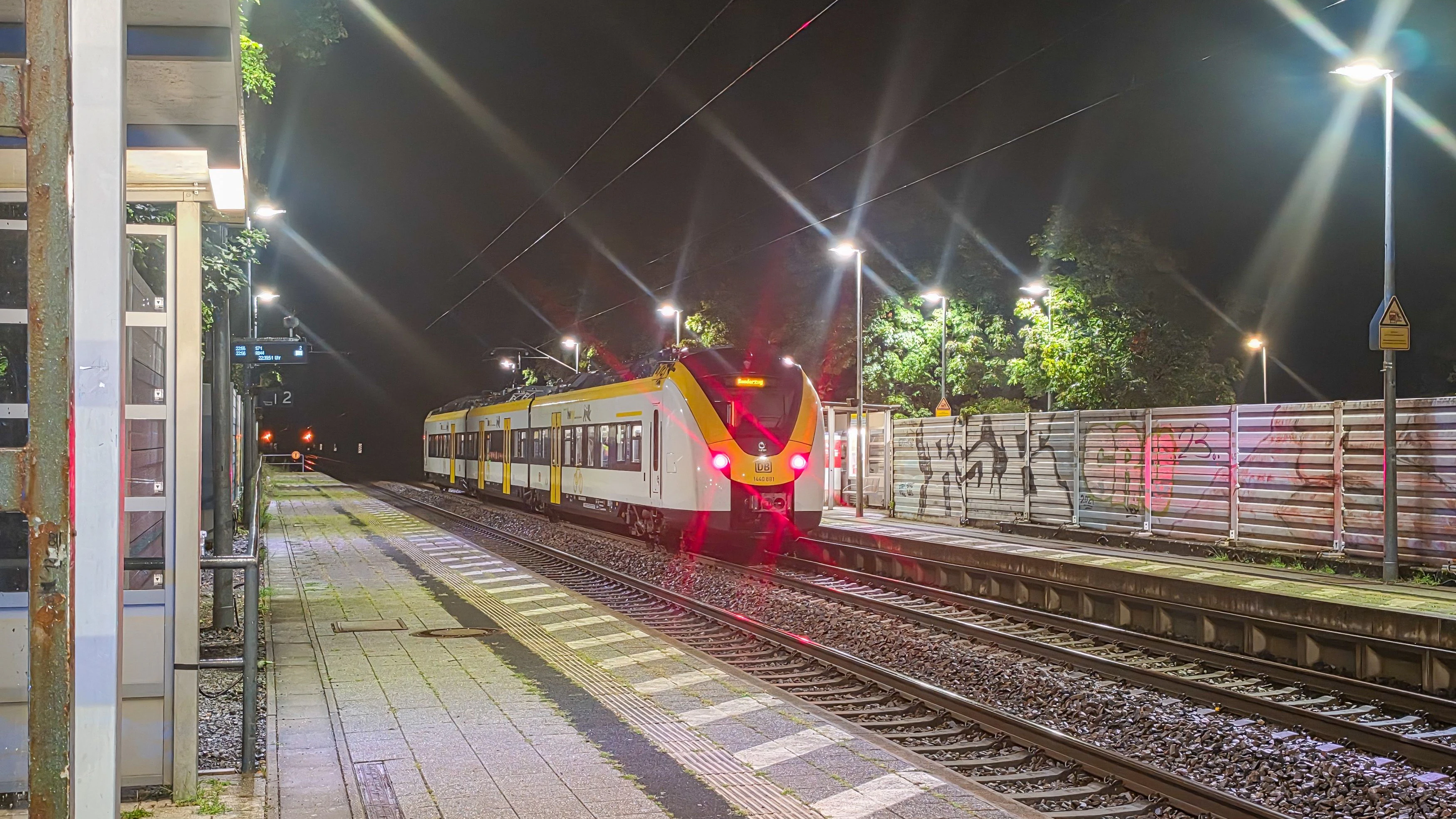 Ein Zug wurde nach einem Notfall am Bahnhof Ettlingen-Bruchhausen angehalten. Kurz vor Erreichen des Bahnhofs stürzte ein Sicherheitsmitarbeiter der Deutschen Bahn während einer heftigen Auseinandersetzung aus einem fahrenden Zug und erlitt lebensgefährliche Verletzungen.