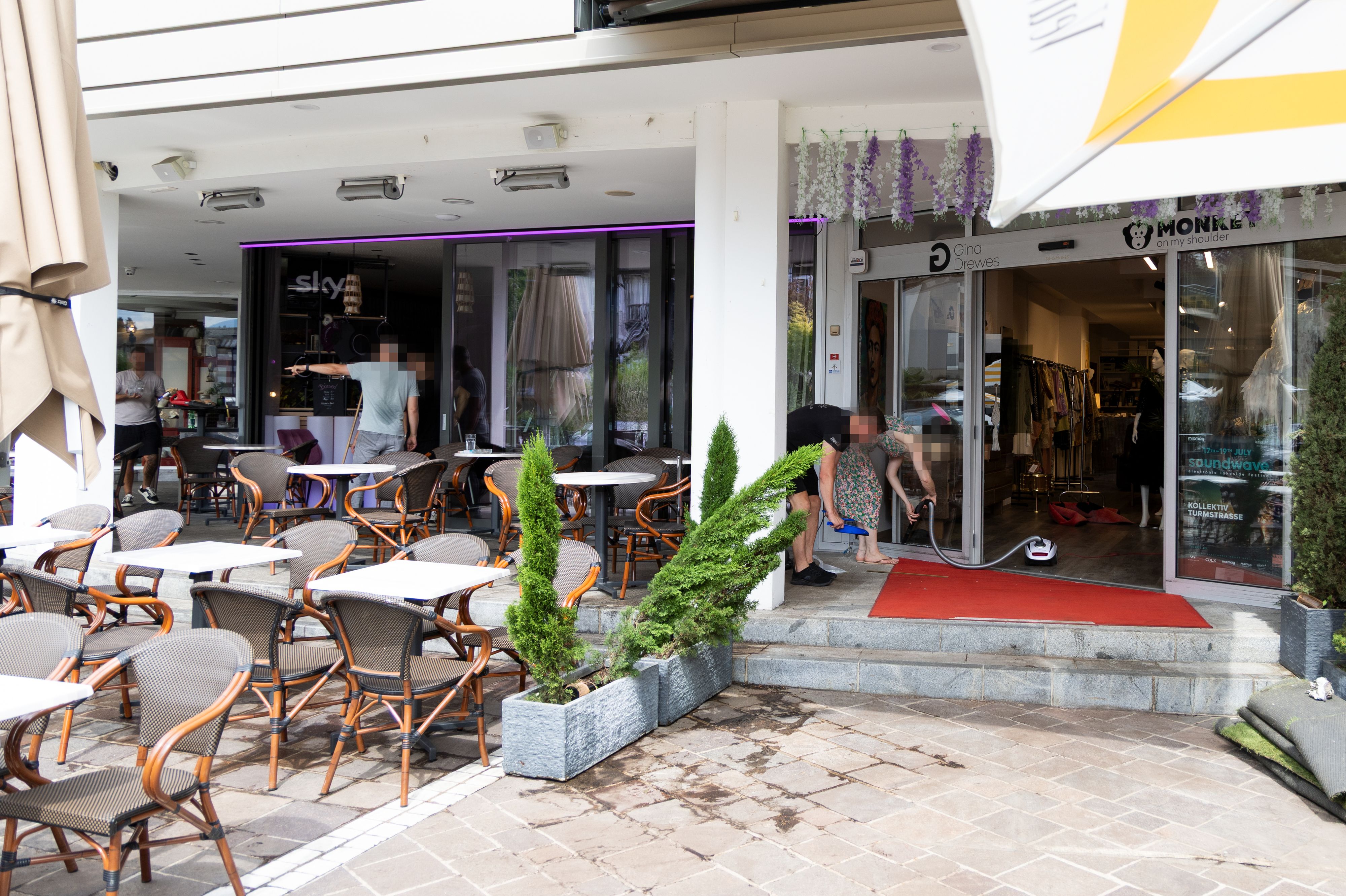Eine 74-jährige Lenkerin aus dem Bezirk Villach-Land ist in Velden mit ihrem Pkw in einen vollen Gastgarten gefahren.
