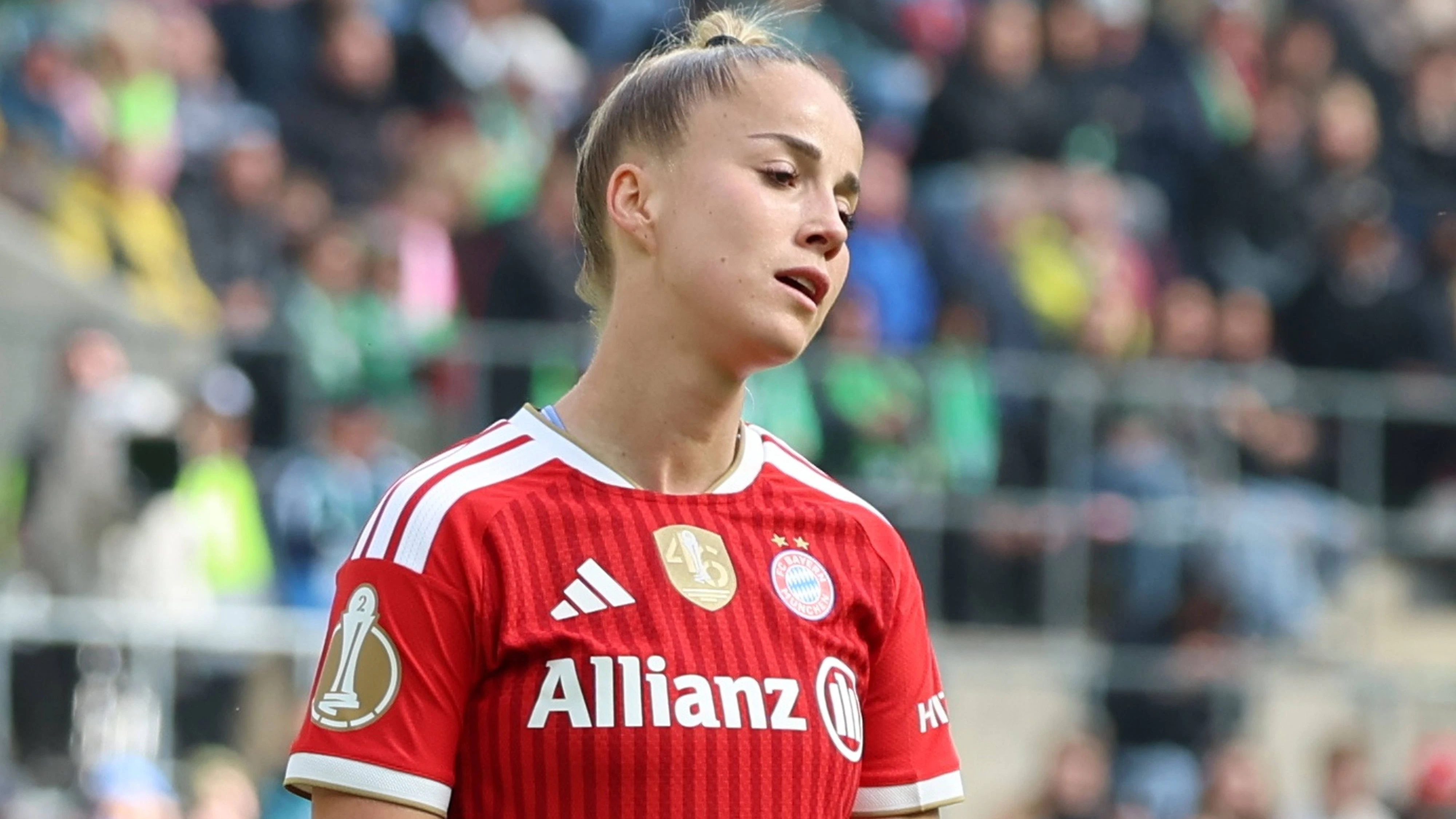 14.05.2026, xrekx, Fussball DFB Pokalfinale der Frauen, VfL Wolfsburg - FC Bayern München v.l. Giulia Gwinn FC Bayern Muenchen enttaeuscht, enttäuscht, schaut enttaeuscht, niedergeschlagen, disappointed DFL/DFB REGULATIONS PROHIBIT ANY USE OF PHOTOGRAPHS as IMAGE SEQUENCES and/or QUASI-VIDEO Köln *** 14 05 2026, xrekx, Football DFB Womens Cup Final, VfL Wolfsburg FC Bayern München v l Giulia Gwinn FC Bayern Muenchen enttaeuscht, enttäuscht, schaut enttaeuscht, niedergeschlagen, disappointed DFL DFB REGULATIONS PROHIBIT ANY USE OF PHOTOGRAPHS as IMAGE SEQUENCES and or QUASI VIDEO Köln