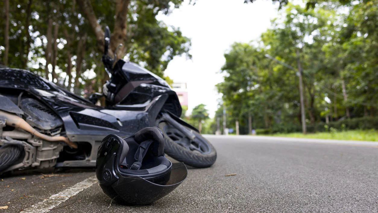 Der Biker verstarb nach dem Crash (Symbolbild).