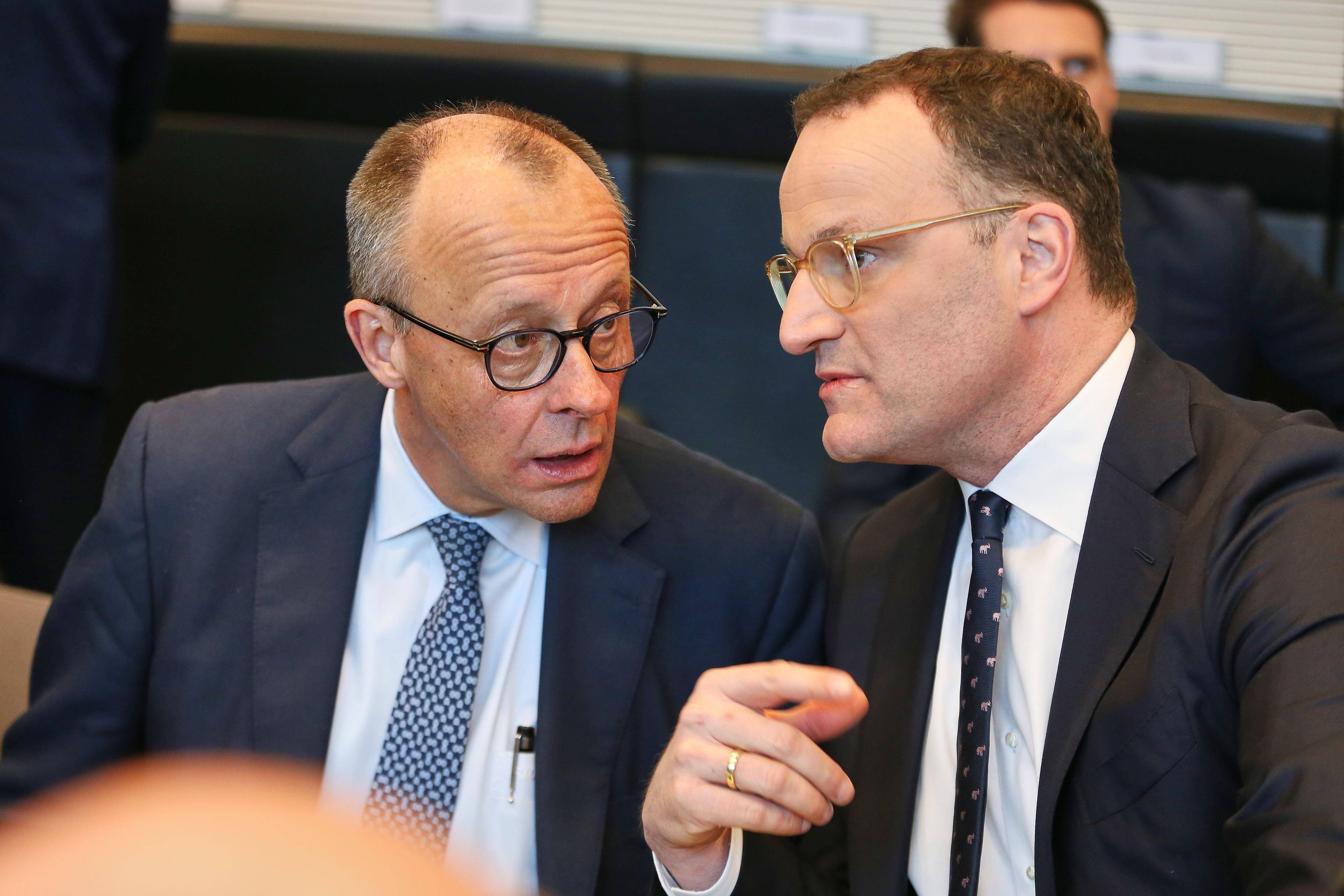 Bundeskanzler Friedrich Merz CDU mit Jens Spahn: Letzterer stürzte über die Leihmutterschaft seines Kindes.