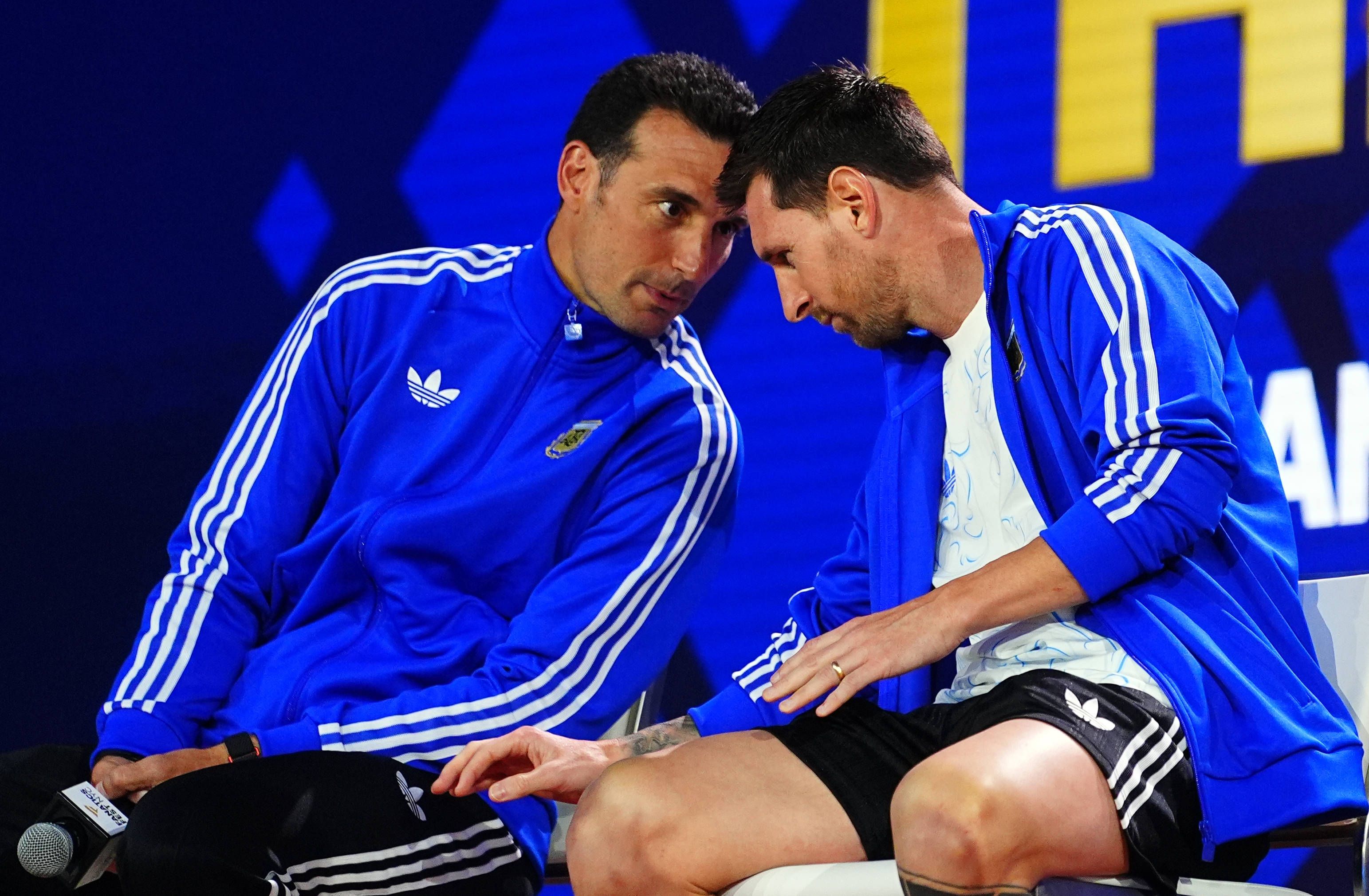 Argentiniens Teamchef Lionel Scaloni und Fußball-Star Lionel Messi. 