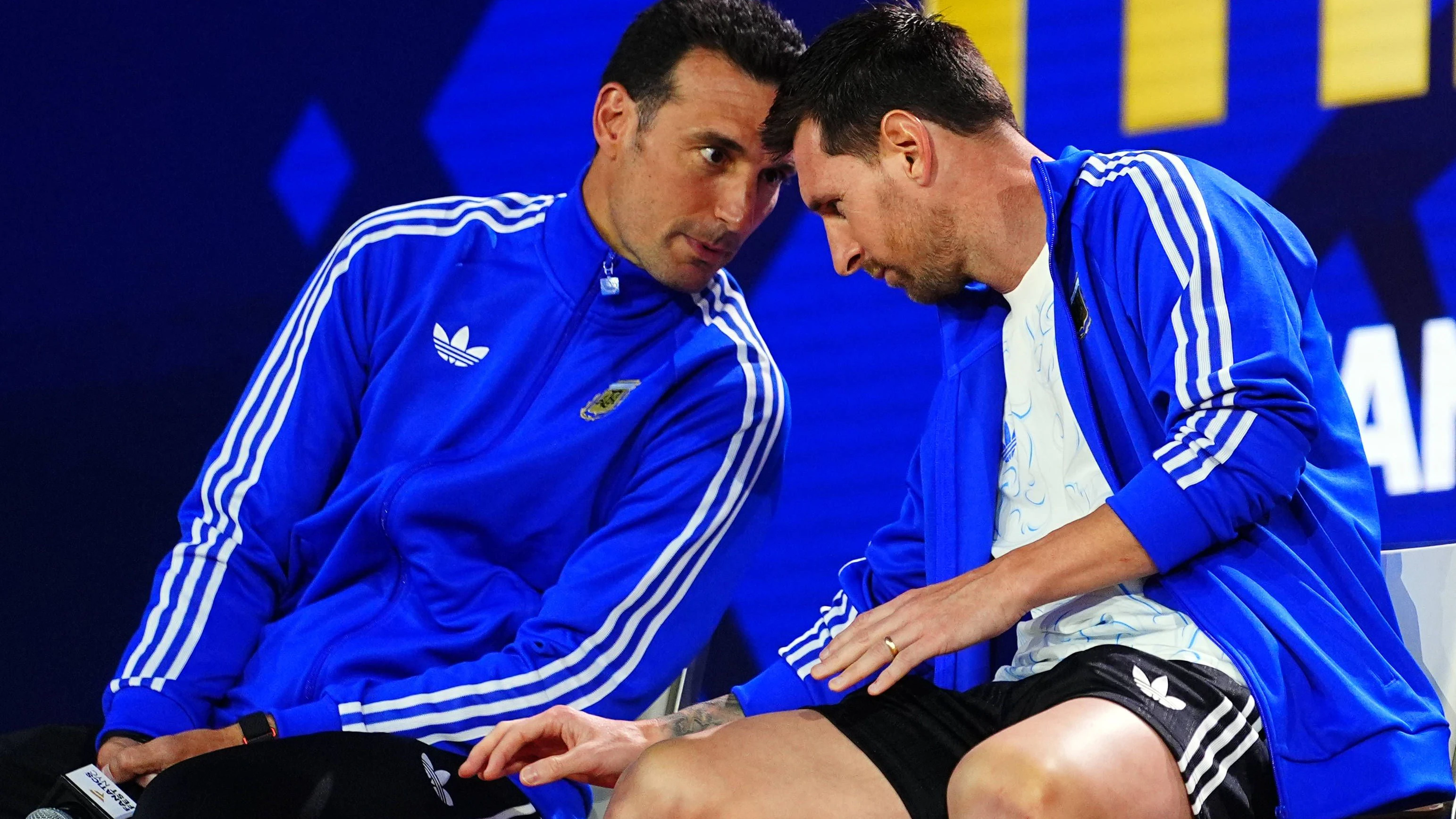Argentiniens Teamchef Lionel Scaloni und Fußball-Star Lionel Messi. 