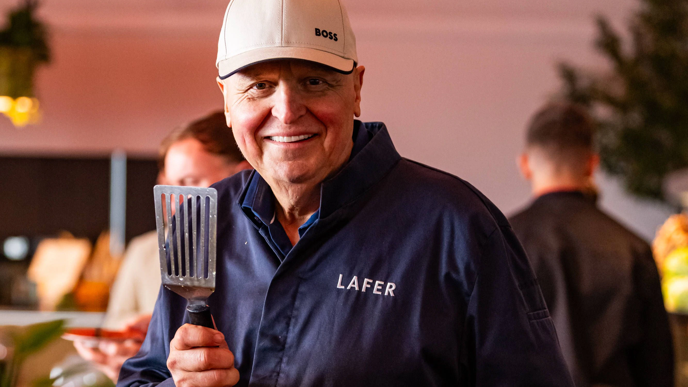 Johann Lafer zeigt sich.