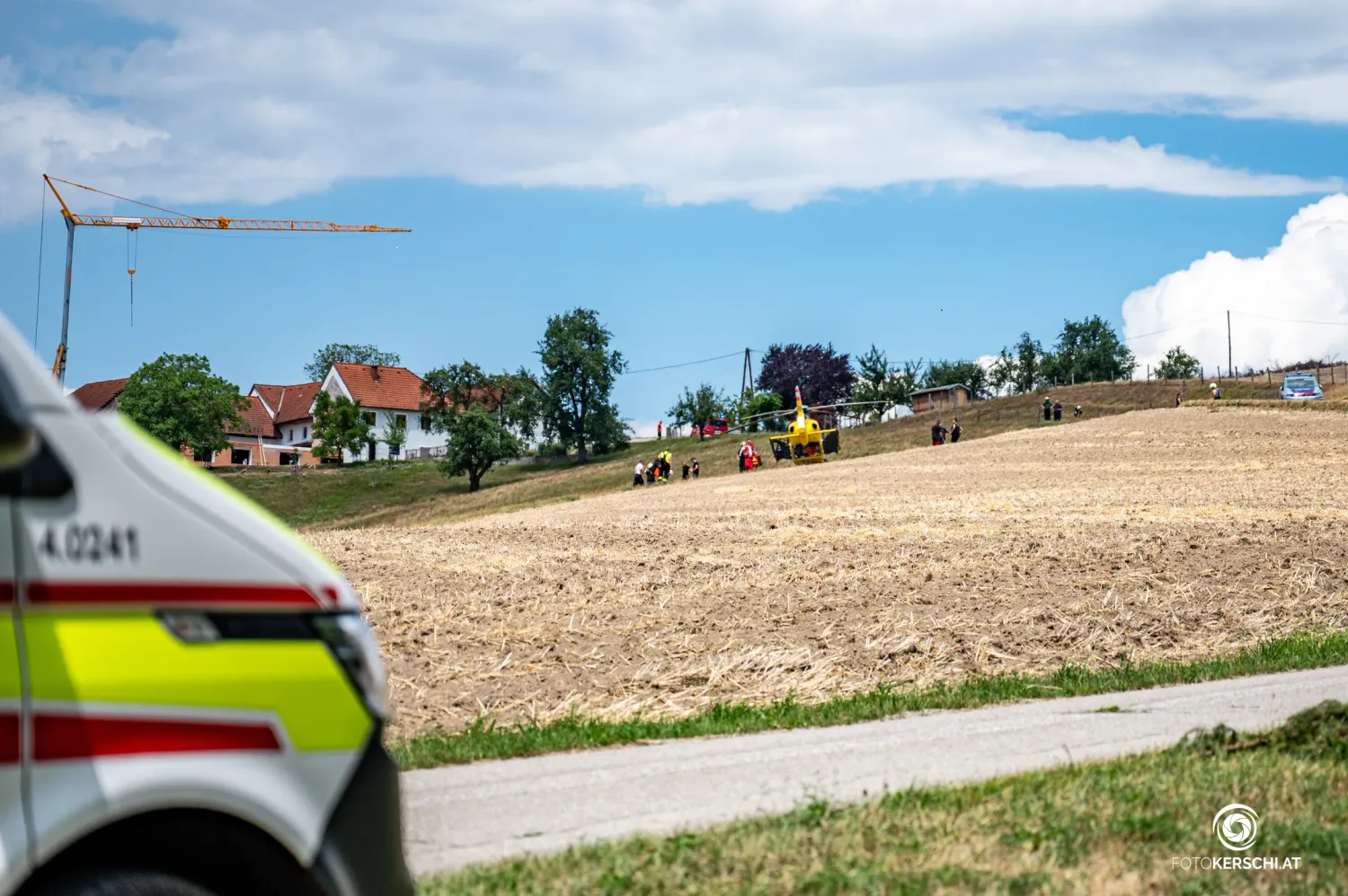 Heute.at - Verletzter Mann auf Traktorschaufel zu Heli gebracht
