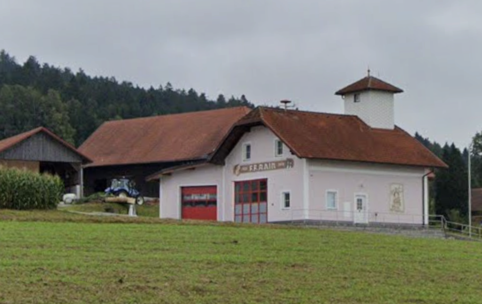Blick auf das Rüsthaus der Freiwilligen Feuerwehr Rain.