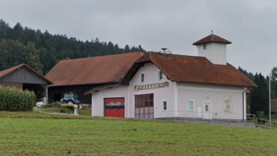 Blick auf das Rüsthaus der Freiwilligen Feuerwehr Rain.