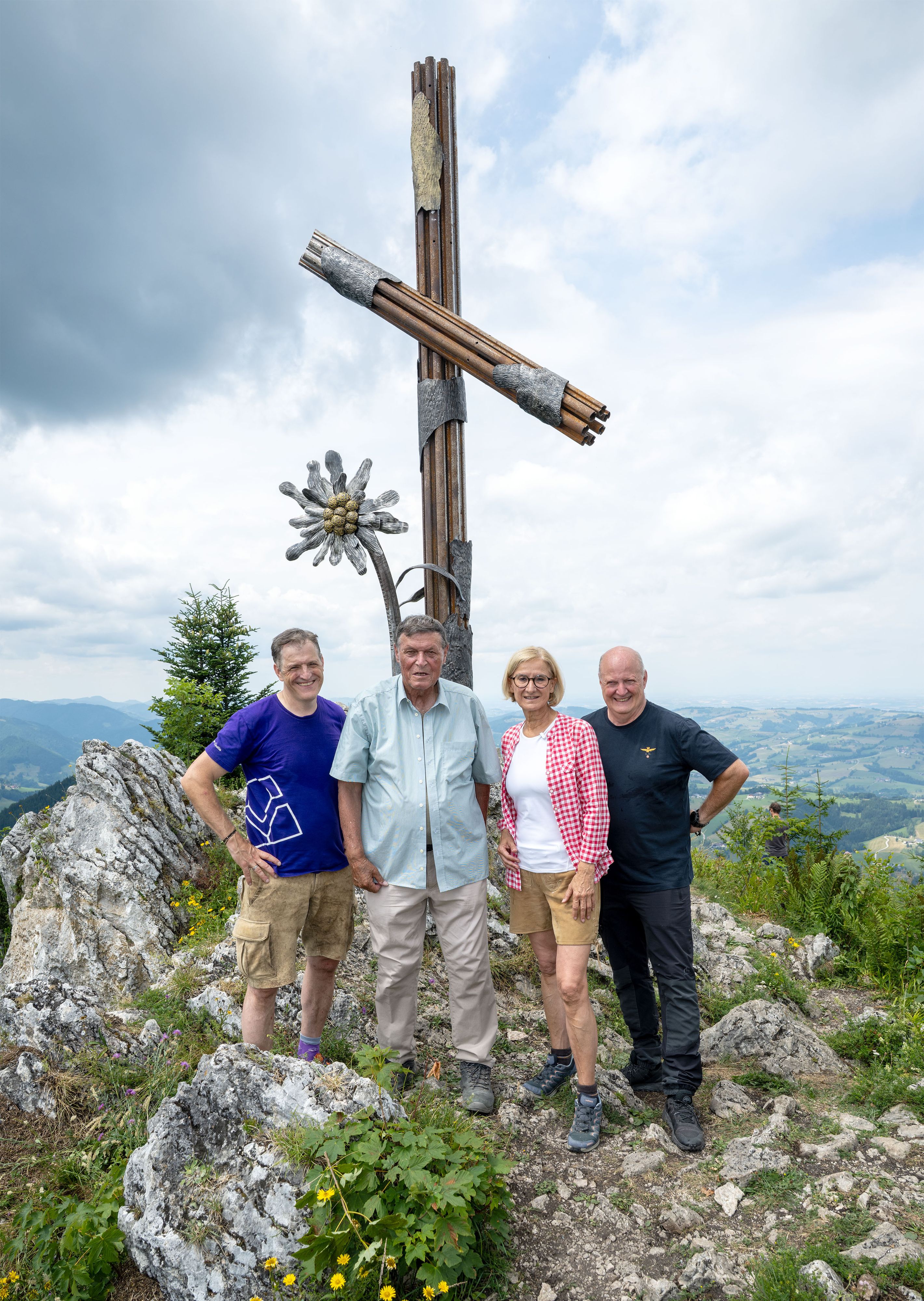 Beim neuen Gipfelkreuz am Prochenberg bei Ybbsitz (v.l.n.r.): Thomas Welser, Altabt Berthold Heigl, Landeshauptfrau Johanna Mikl-Leitner und Andreas Welser.