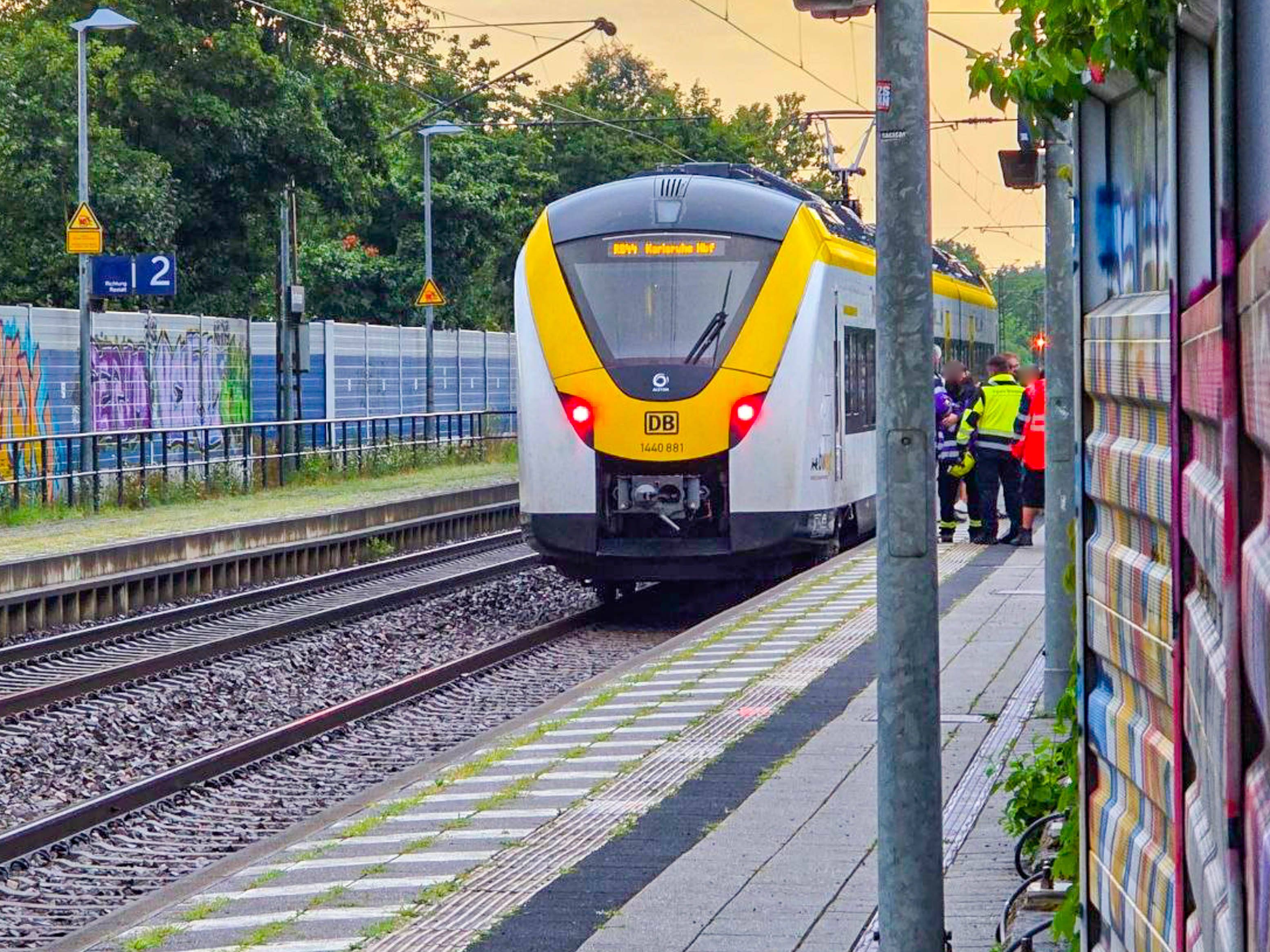 Schockierender Vorfall in Regionalzug in Ettlingen: Ein Streit bei Fahrscheinkontrolle mit betrunkenem Fahrgast eskalierte, im folgenden Gerangel stürzte ein Sicherheitsmann bei 120 km/h aus dem fahrenden Zug. Lebensgefahr!