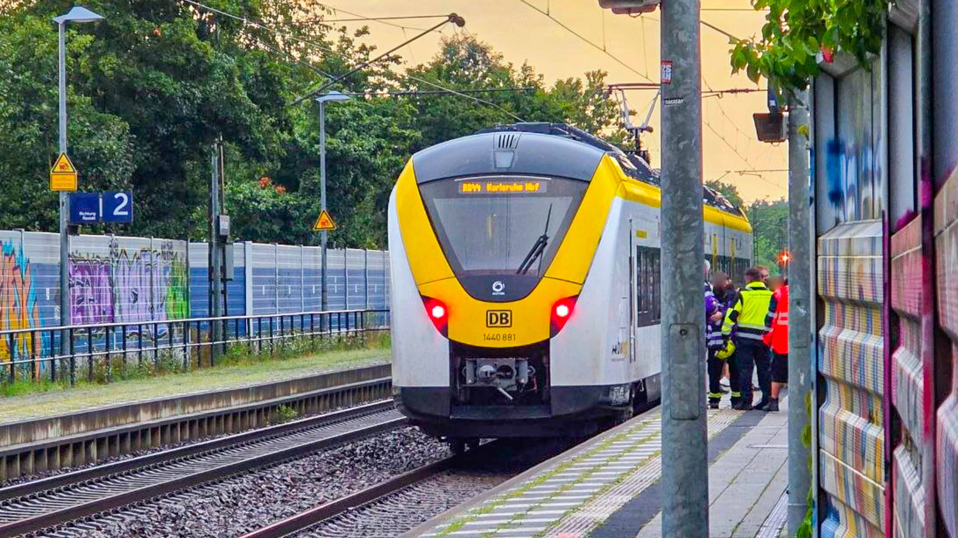 Schockierender Vorfall in Regionalzug in Ettlingen: Ein Streit bei Fahrscheinkontrolle mit betrunkenem Fahrgast eskalierte, im folgenden Gerangel stürzte ein Sicherheitsmann bei 120 km/h aus dem fahrenden Zug. Lebensgefahr!