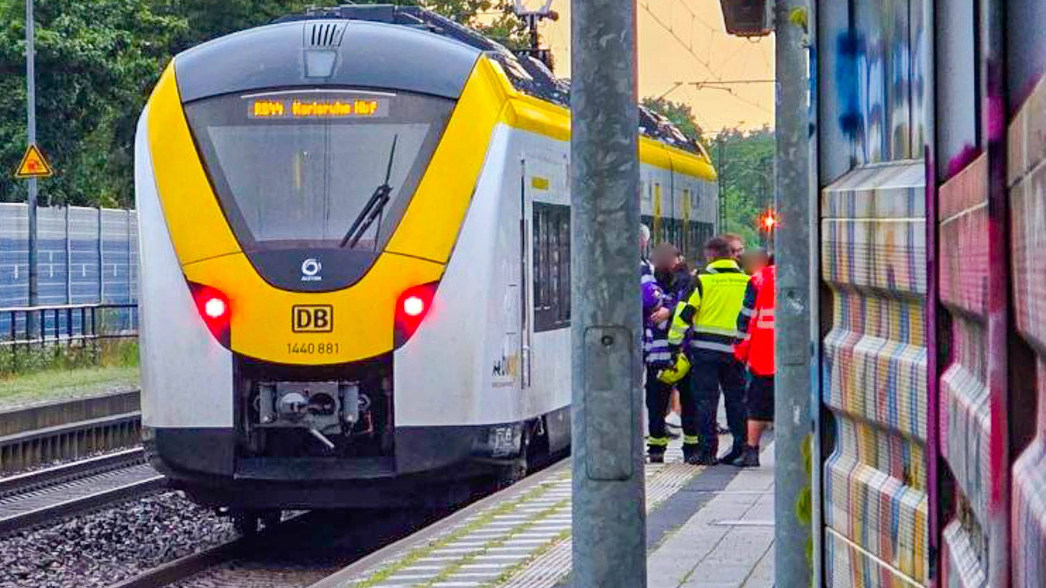 Schockierender Vorfall in Regionalzug in Ettlingen: Ein Streit bei Fahrscheinkontrolle mit betrunkenem Fahrgast eskalierte, im folgenden Gerangel stürzte ein Sicherheitsmann bei 120 km/h aus dem fahrenden Zug. Lebensgefahr!