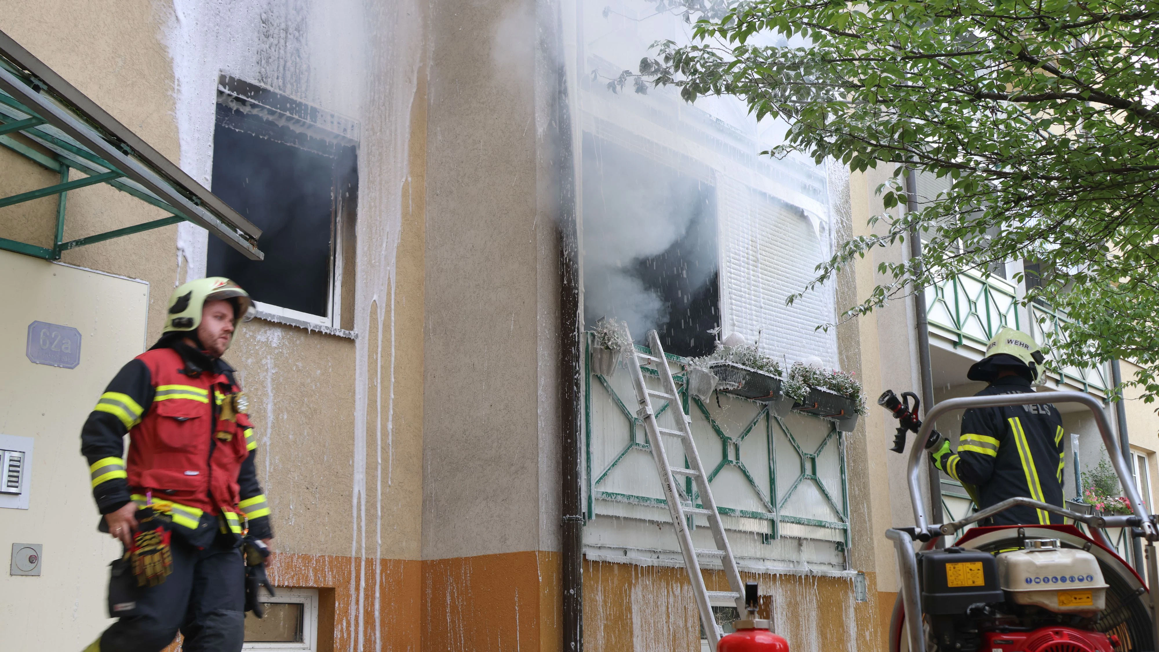 Am 17. Juli 2026 wurde Alarmstufe 2 in Wels ausgelöst. Eine Wohnung stand beinahe im Vollbrand, drei Feuerwehren rückten zum Löscheinsatz an.