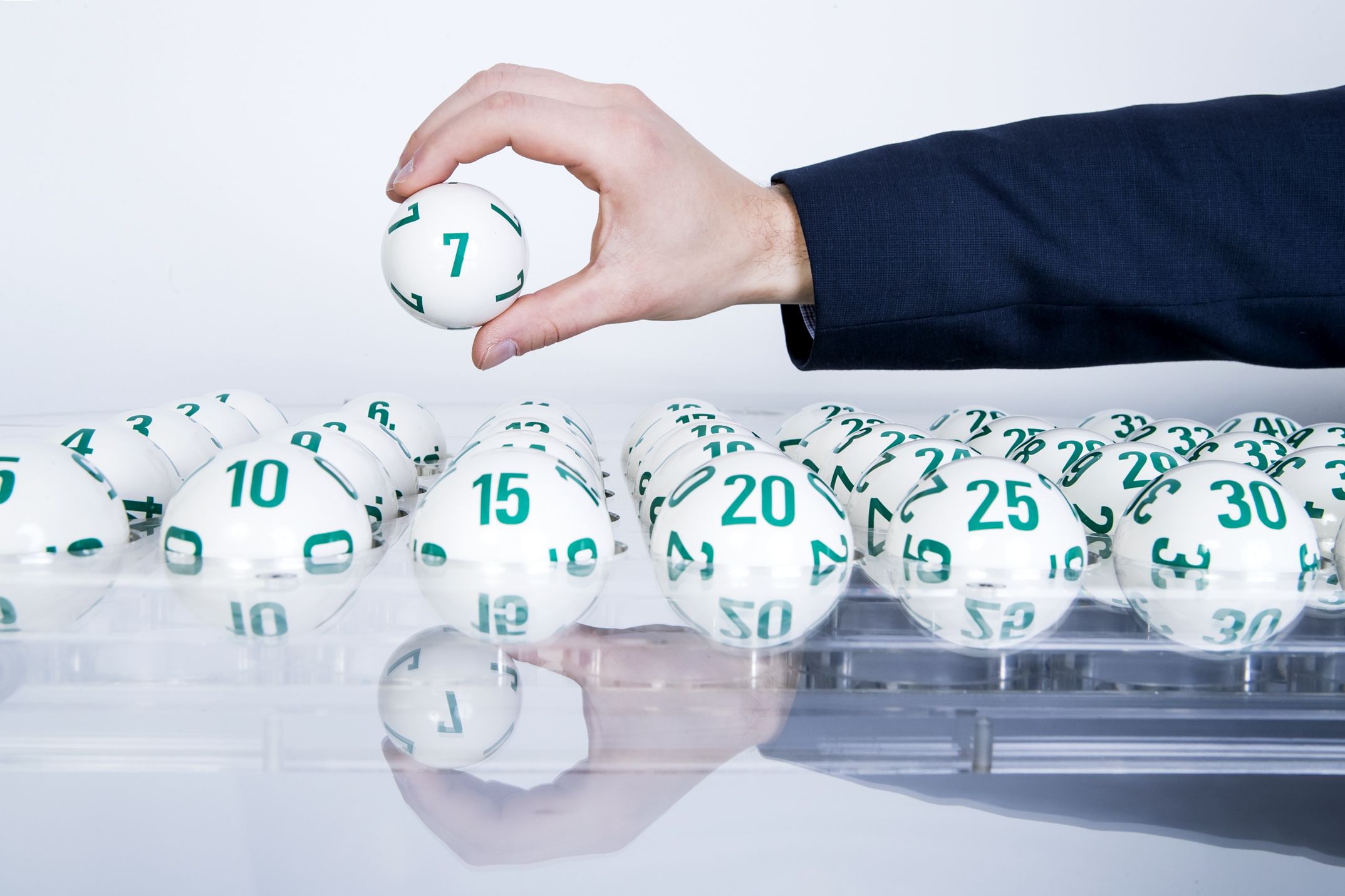 Die Lotto Kugeln werden unter notarieller Aufsicht auf ihr Gewicht und ihre Größe überprüft.