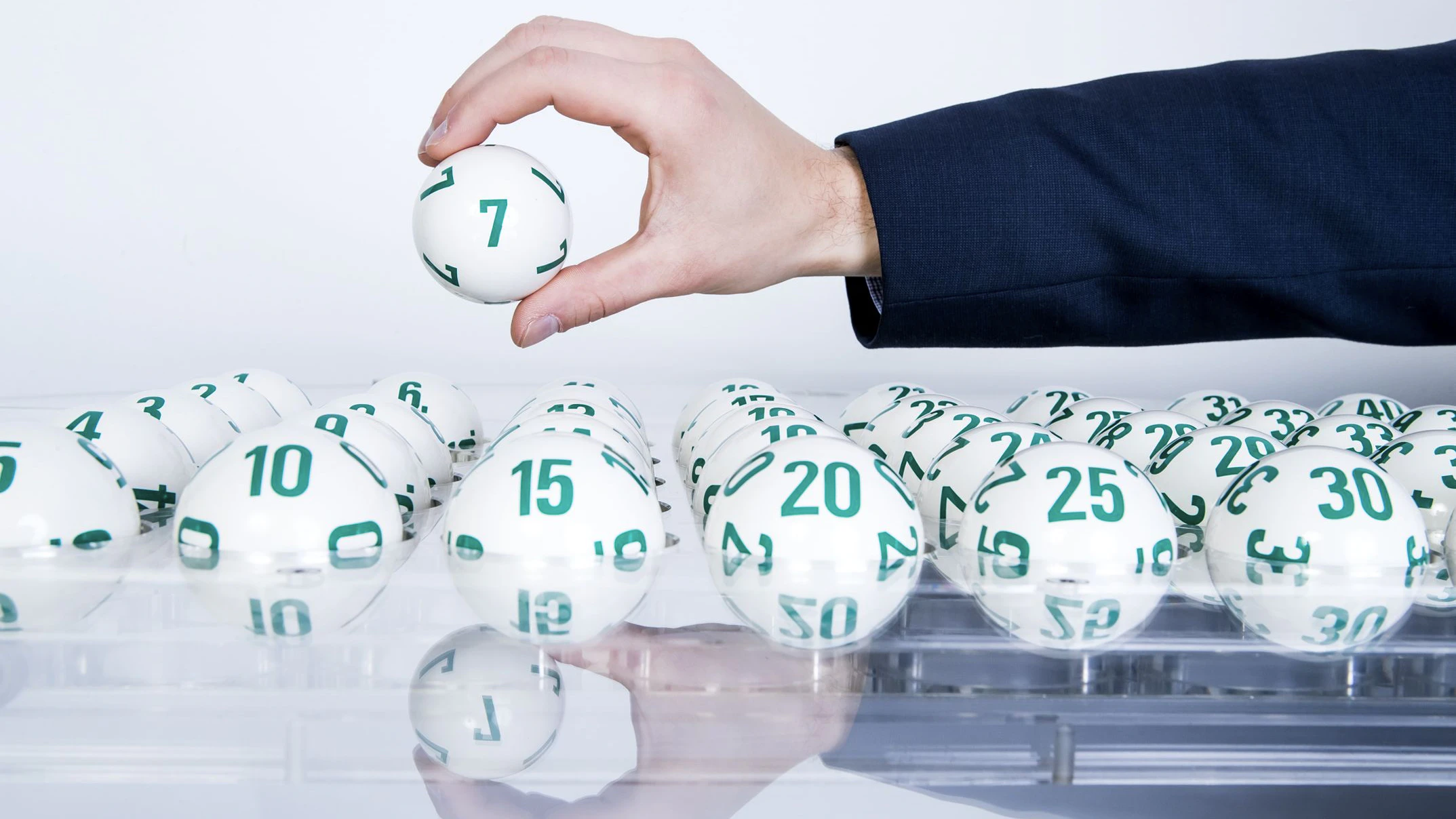 Die Lotto Kugeln werden unter notarieller Aufsicht auf ihr Gewicht und ihre Größe überprüft.