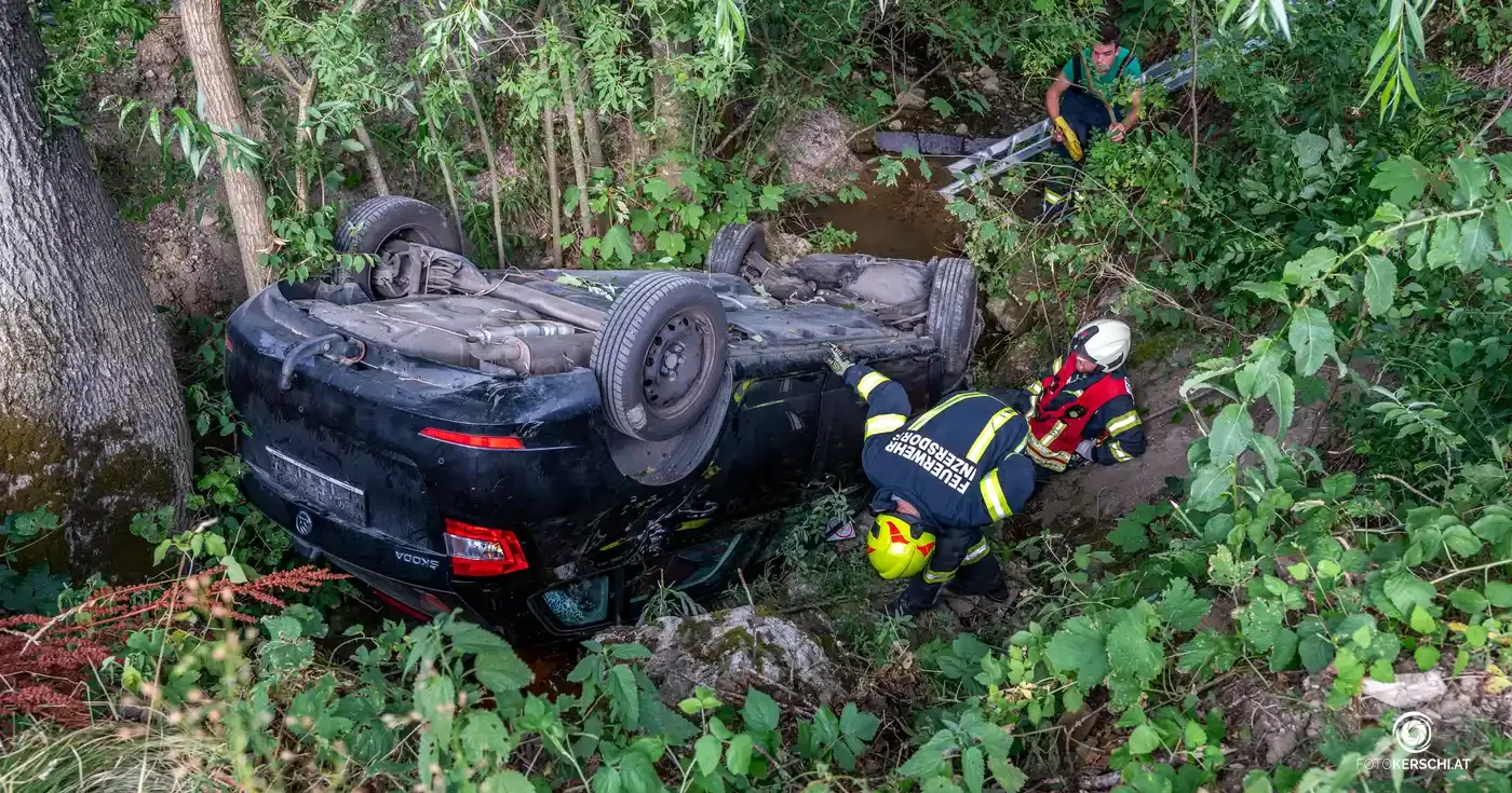Bei einer Übungsfahrt in Inzersdorf im Kremstal landeten eine 18-Jährige und ihr Vater mit dem Pkw in einem Bach.