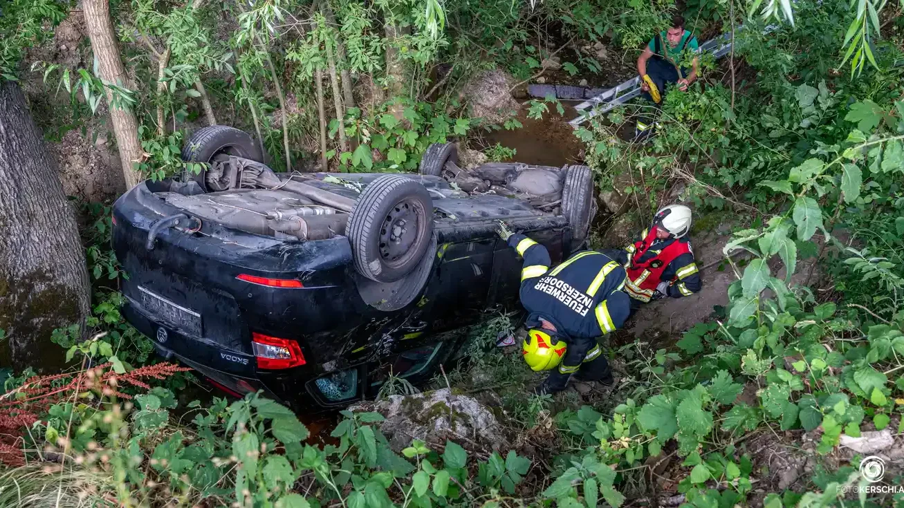 Bei einer Übungsfahrt in Inzersdorf im Kremstal landeten eine 18-Jährige und ihr Vater mit dem Pkw in einem Bach.