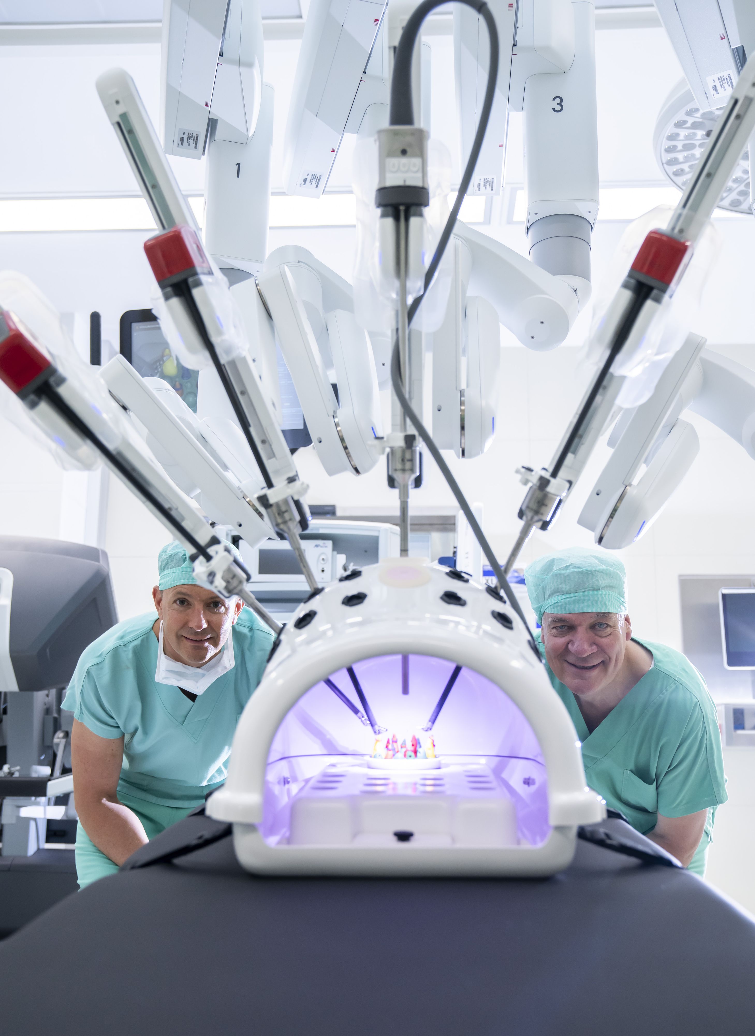 v.l.n.r.: Beim OP-Roboter Prim. Priv.-Doz. Dr. Florian Wimpissinger, FEBU, MBA mit Landesrat Anton Kasser