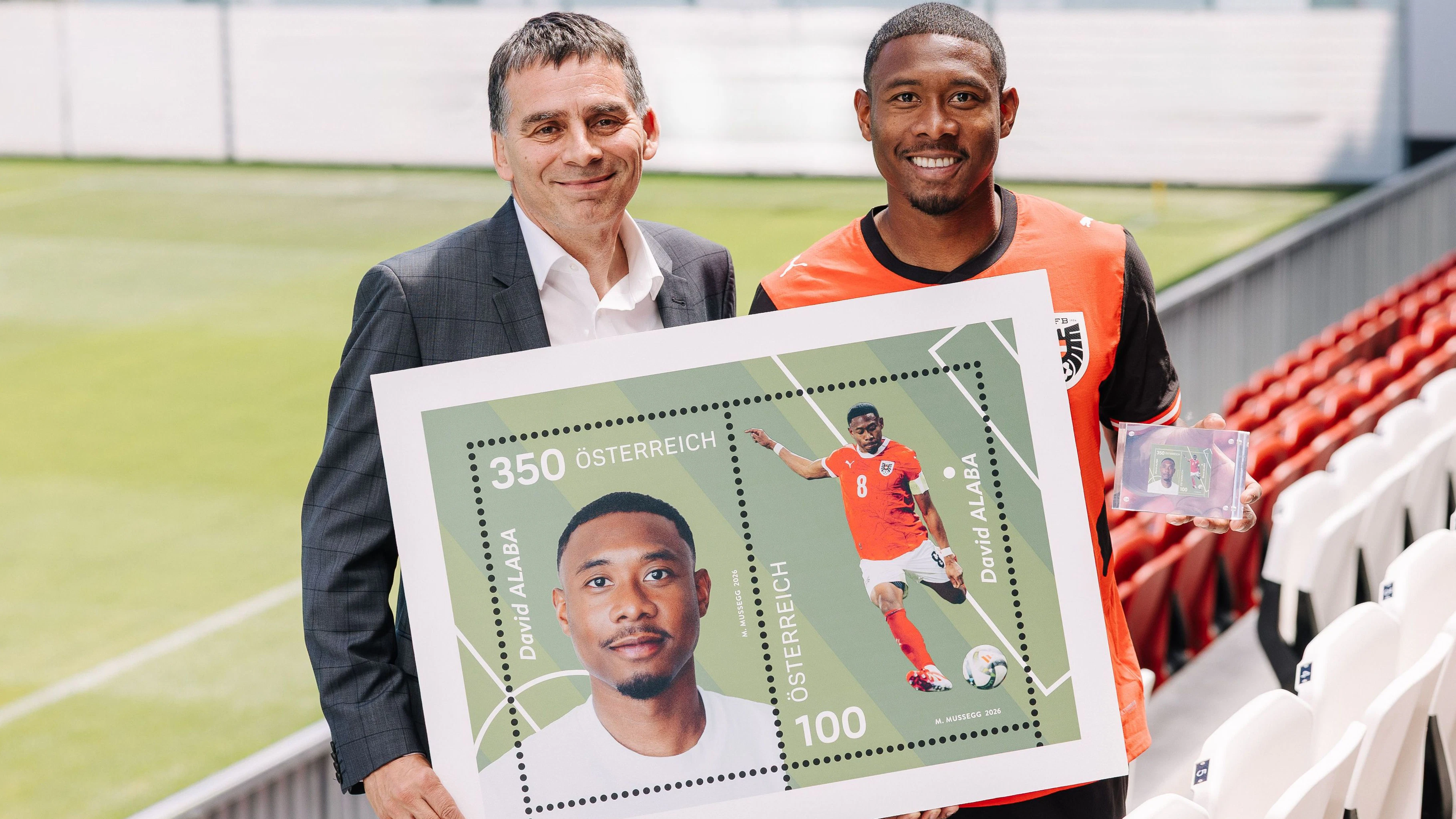 David Alaba und Post-Vorstand Peter Umundum