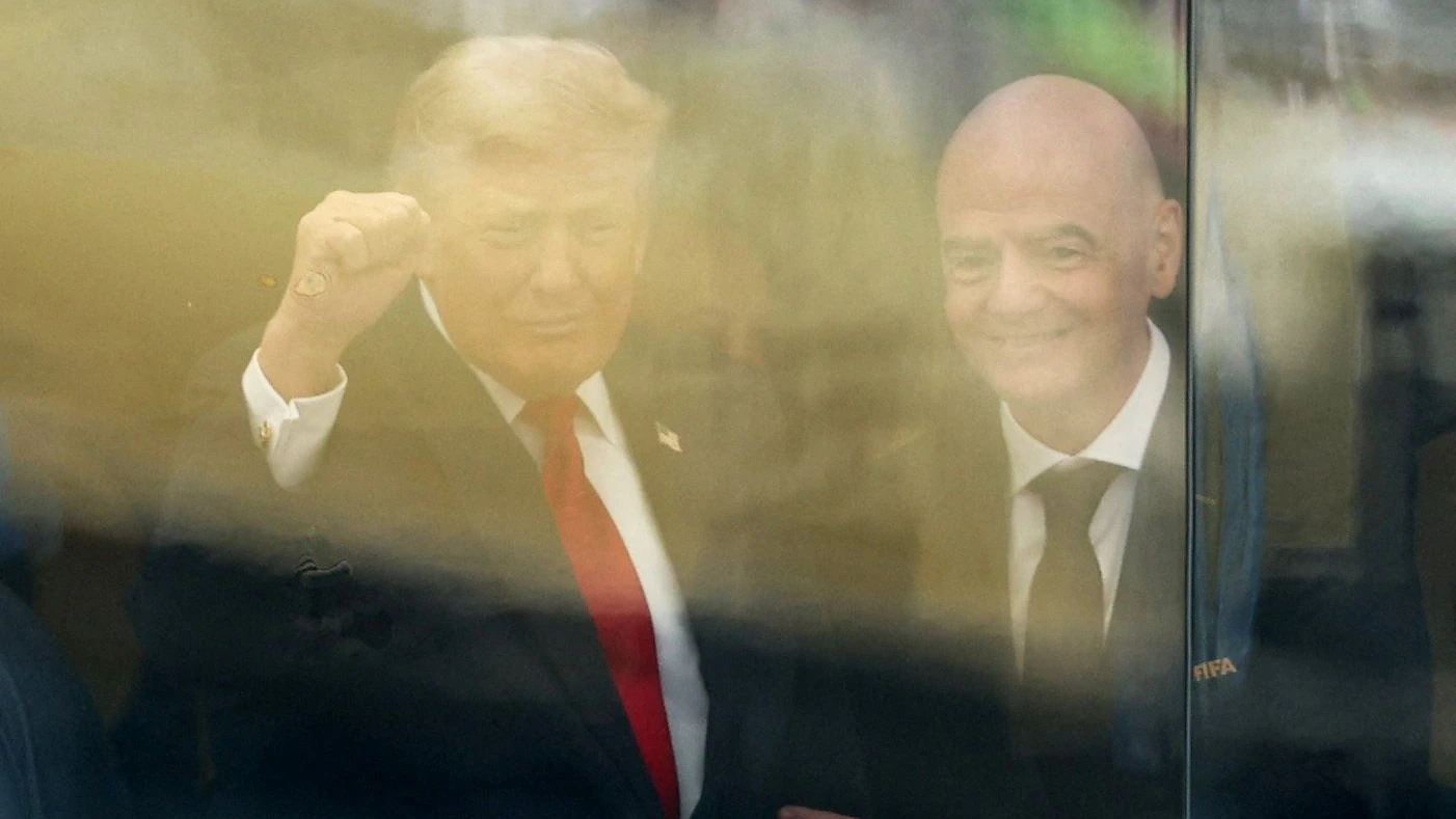 Heute.at - Trump muss sich hinter Glas-Scheibe verstecken