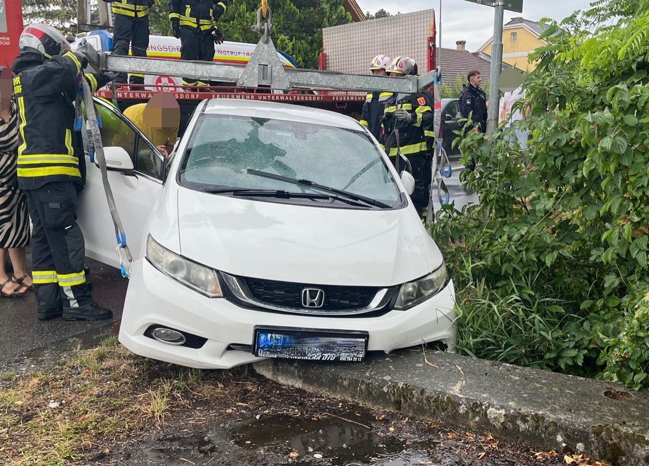 Heute.at - Pkw gegen Betonbrücke – vier Verletzte bei Crash