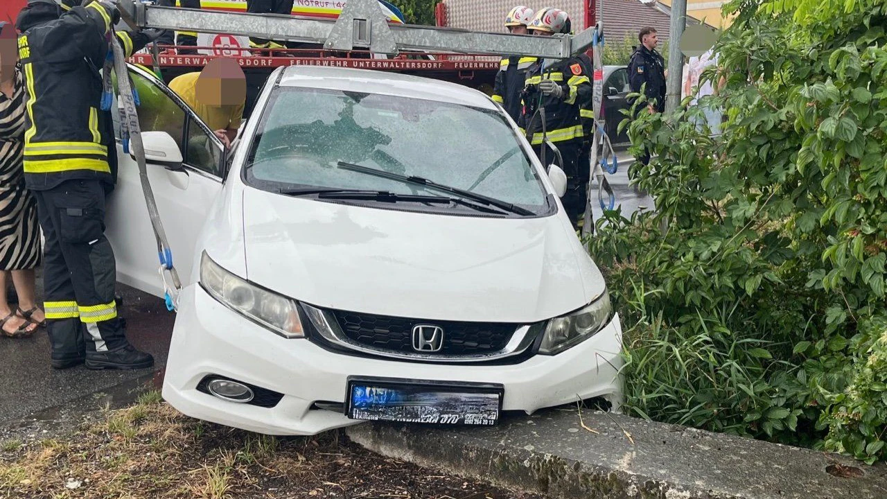 Pkw prallte gegen Betonbrücke – vier Verletzte