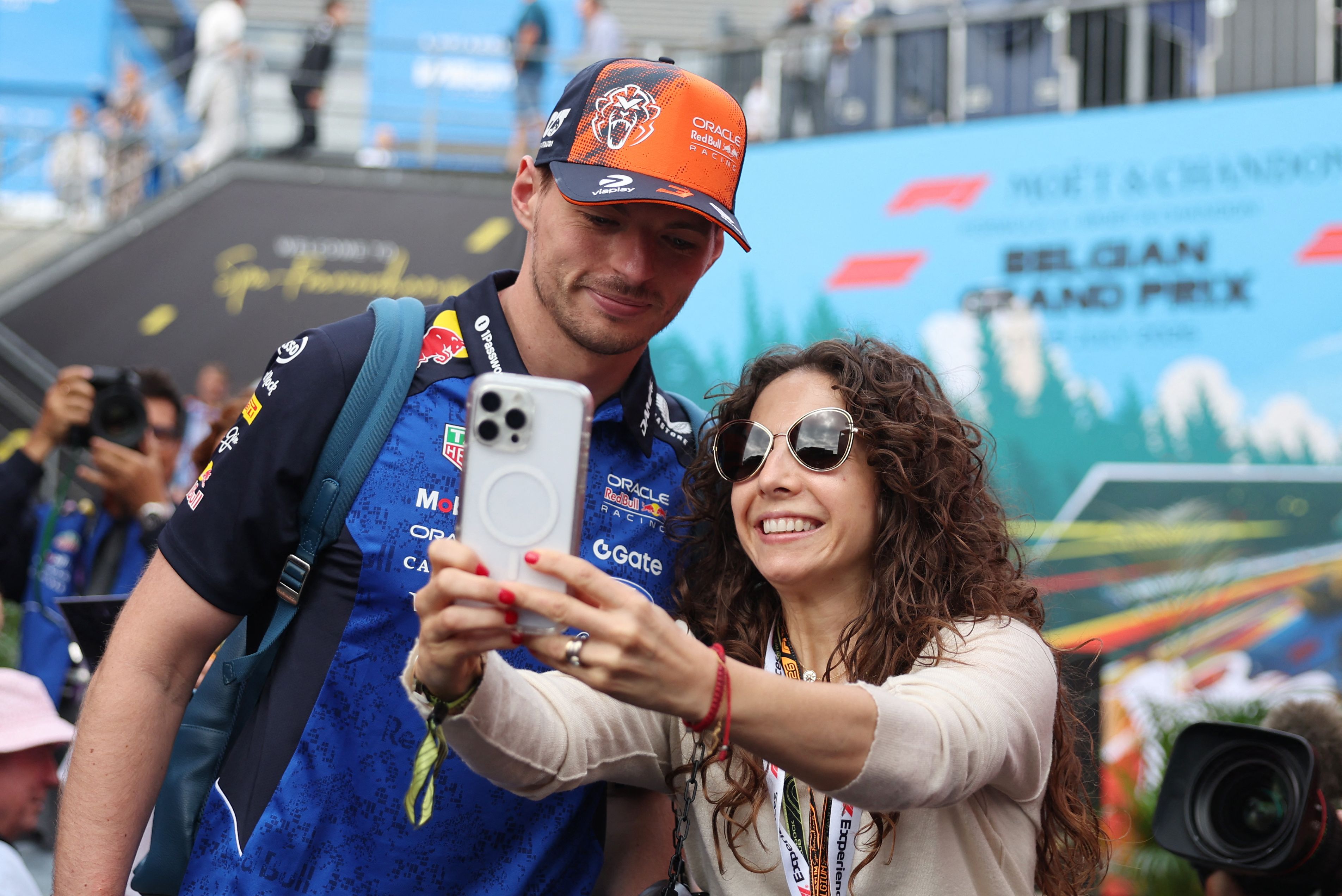Max Verstappen mit einem Fan