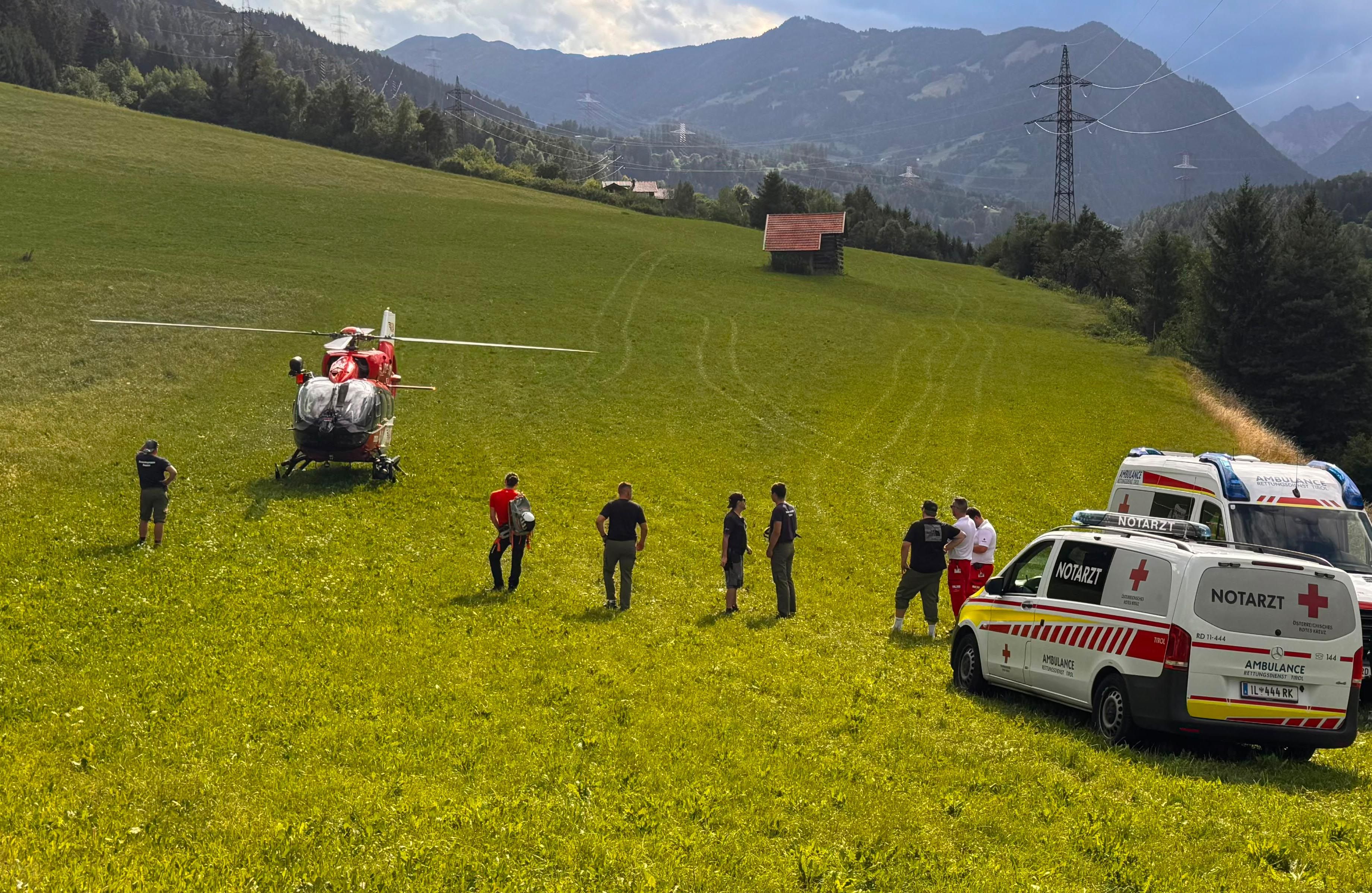 Ein Pkw kam bei Roppen von einem Schotterweg ab und stürzte rund 100 Höhenmeter ab. Zwei Männer wurden schwer verletzt, ein dritter leicht.