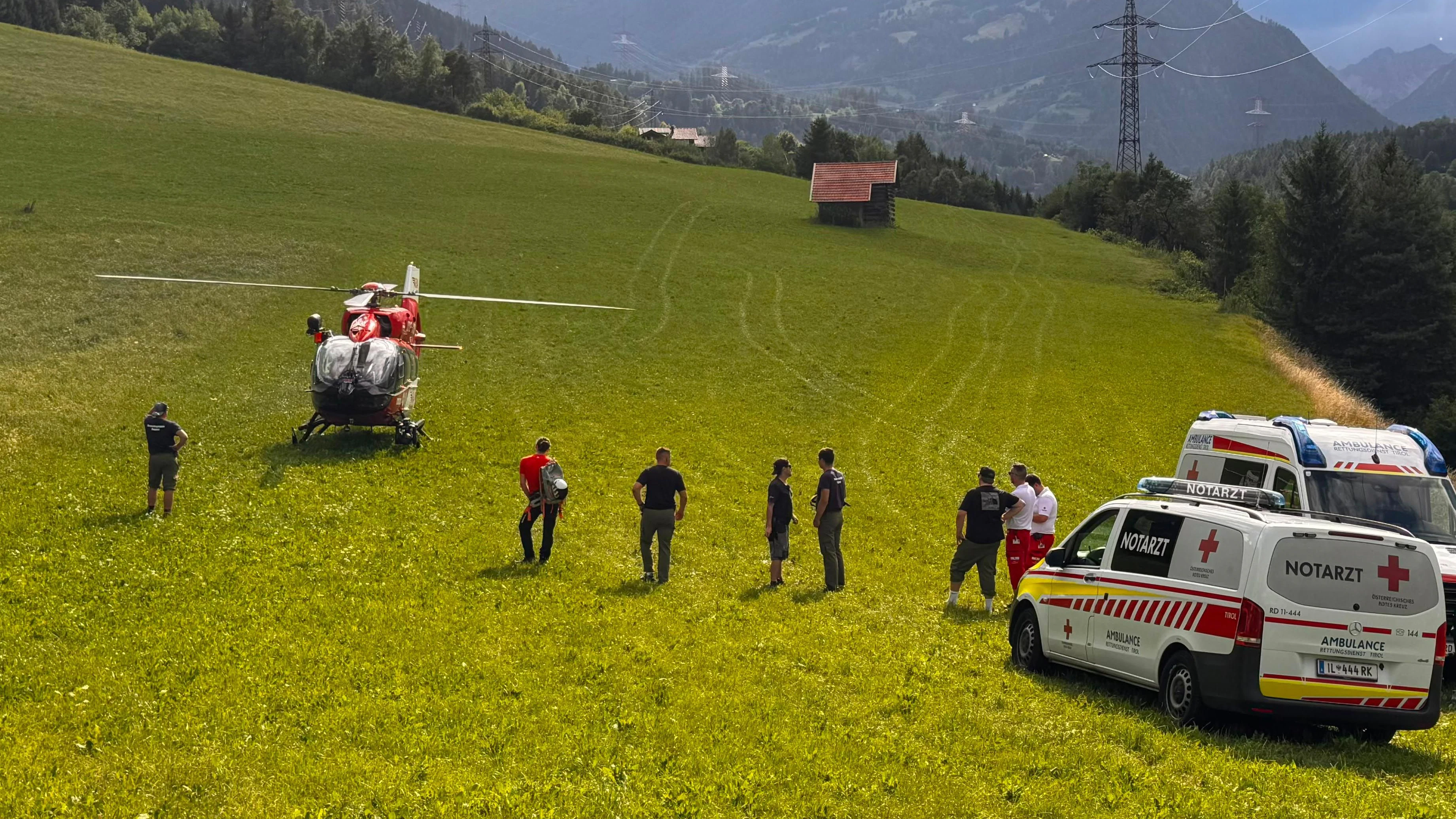 Ein Pkw kam bei Roppen von einem Schotterweg ab und stürzte rund 100 Höhenmeter ab. Zwei Männer wurden schwer verletzt, ein dritter leicht.