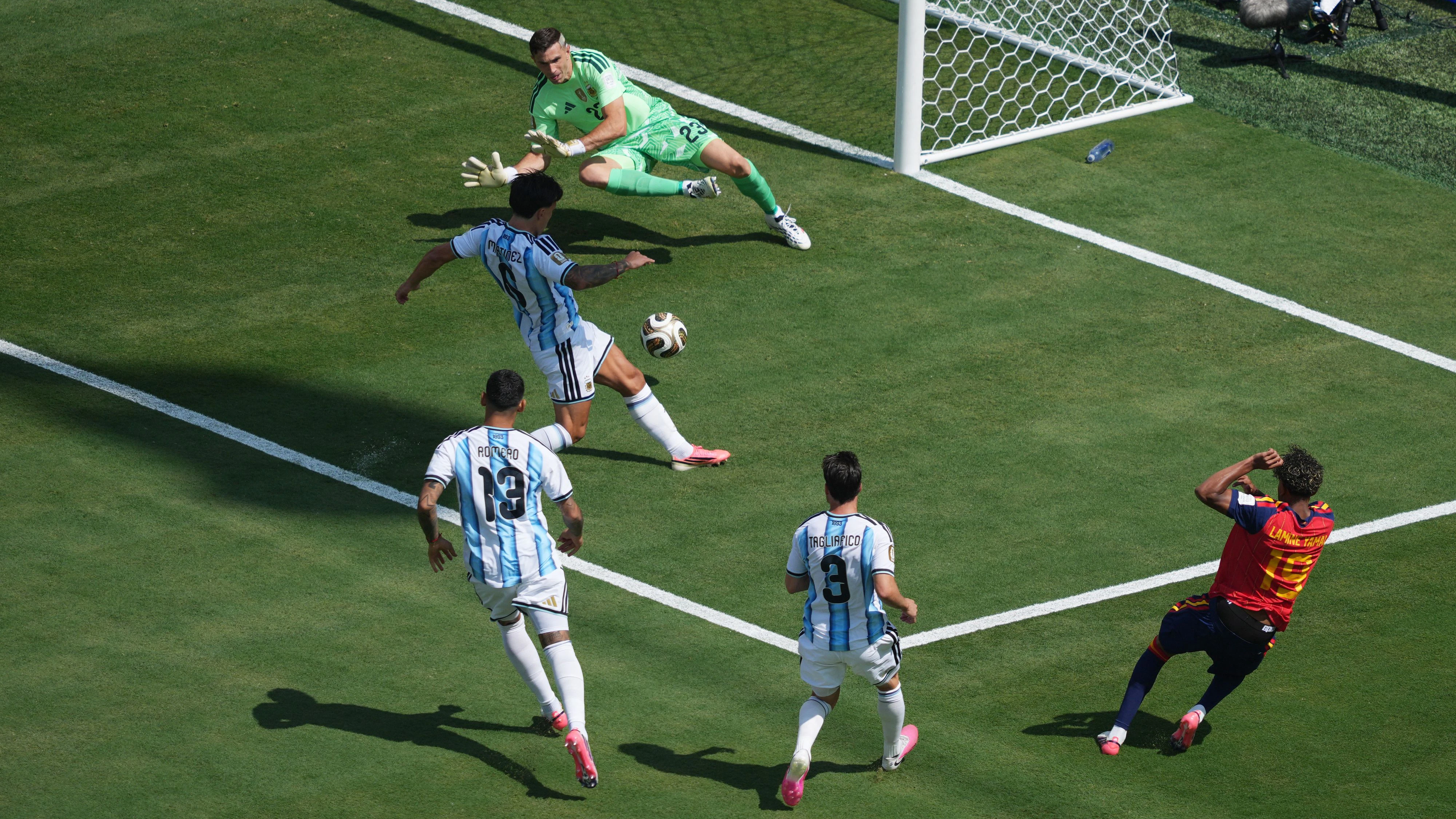 Heute.at - LIVE! Spanier klopfen an, Messi entwischt vorne fast
