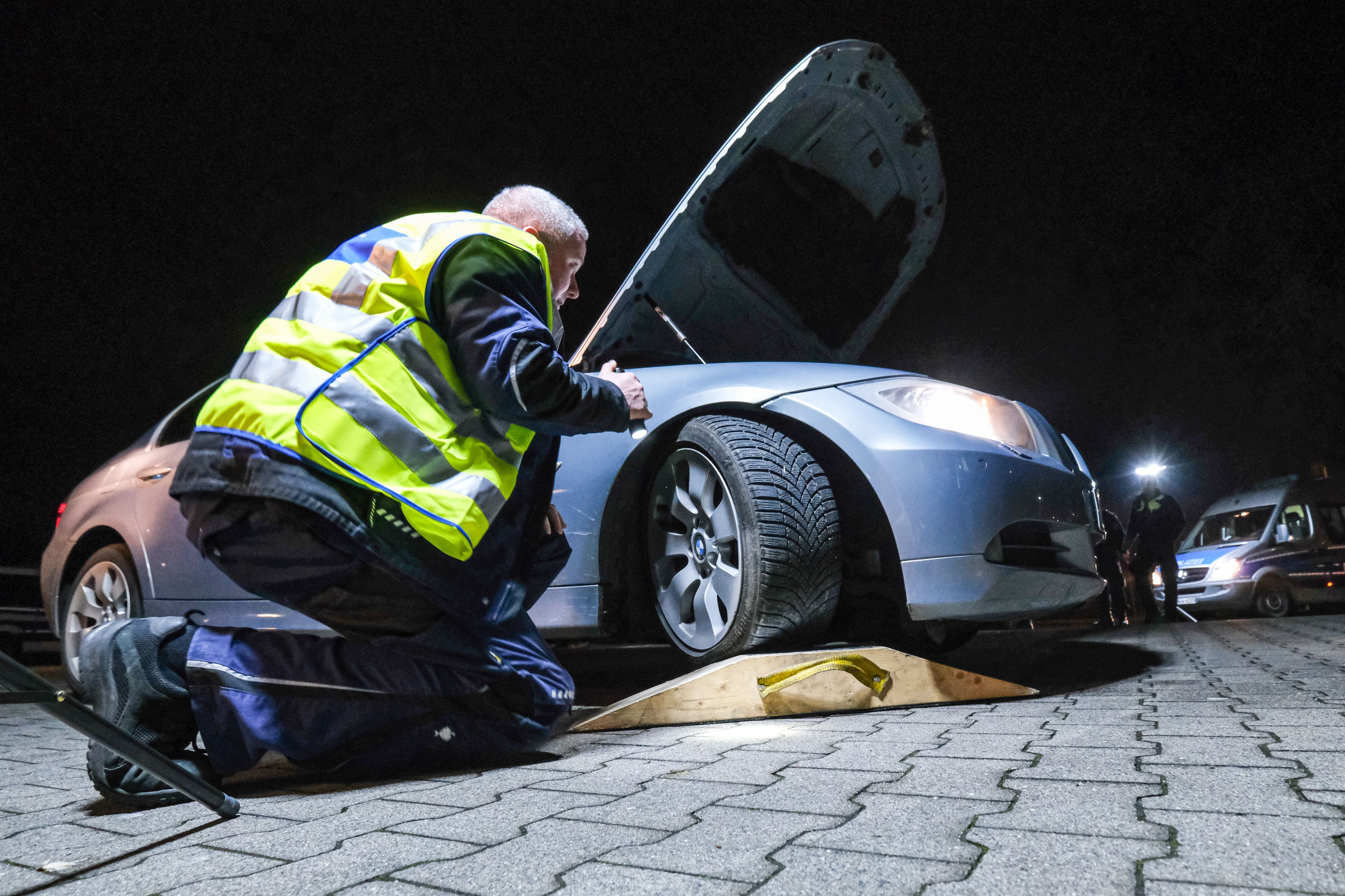 Mit solchen Auffahrkeilen können Polizisten kontrollieren, ob Reifen beim vollen Lenkradeinschlag gegen die Kotflügel scheuern.