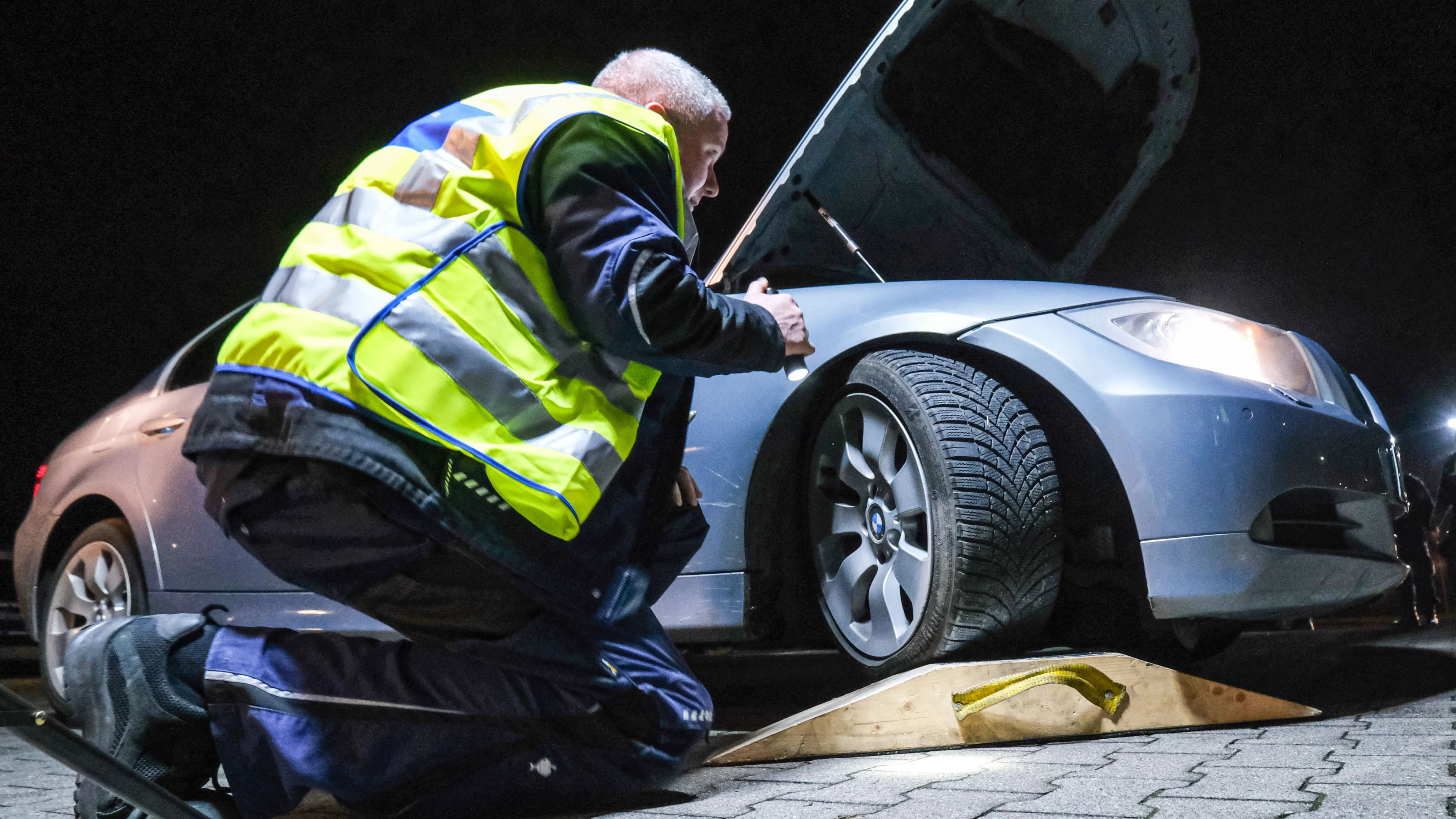 Mit solchen Auffahrkeilen können Polizisten kontrollieren, ob Reifen beim vollen Lenkradeinschlag gegen die Kotflügel scheuern.