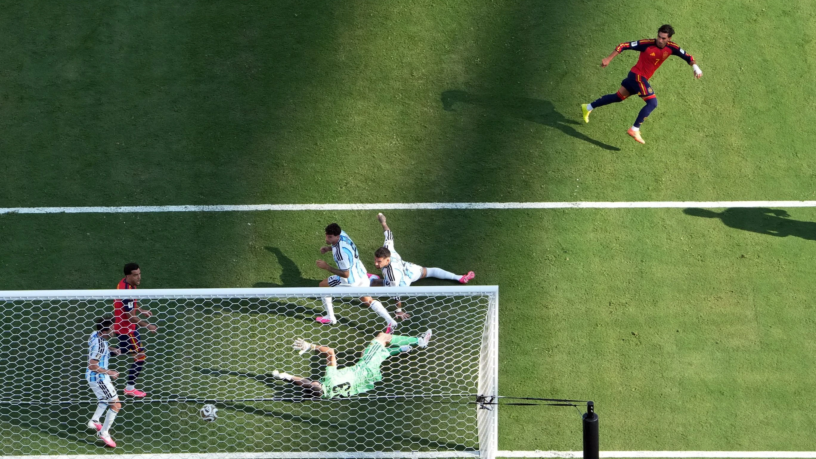Heute.at - 1:0! Torres schießt Spanien gegen Messi zum WM-Titel